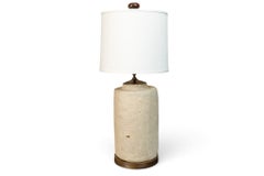 Une lampe en forme de vase cylindrique en papier mâché