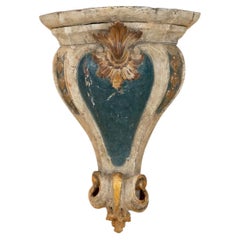 Eine bemalte und vergoldete Wandkonsole im Barockstil Eine bemalte und vergoldete Wandkonsole im Barockstil