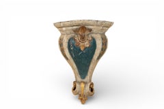 Eine bemalte und vergoldete Wandkonsole im Barockstil Eine bemalte und vergoldete Wandkonsole im Barockstil
