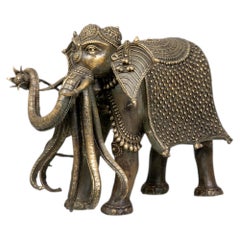 Una statuetta in ottone raffigurante un elefante bardato