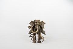 Una statuetta in ottone raffigurante un elefante bardato