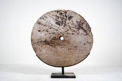Eine Riemenscheibe aus Holz auf einem Metallständer