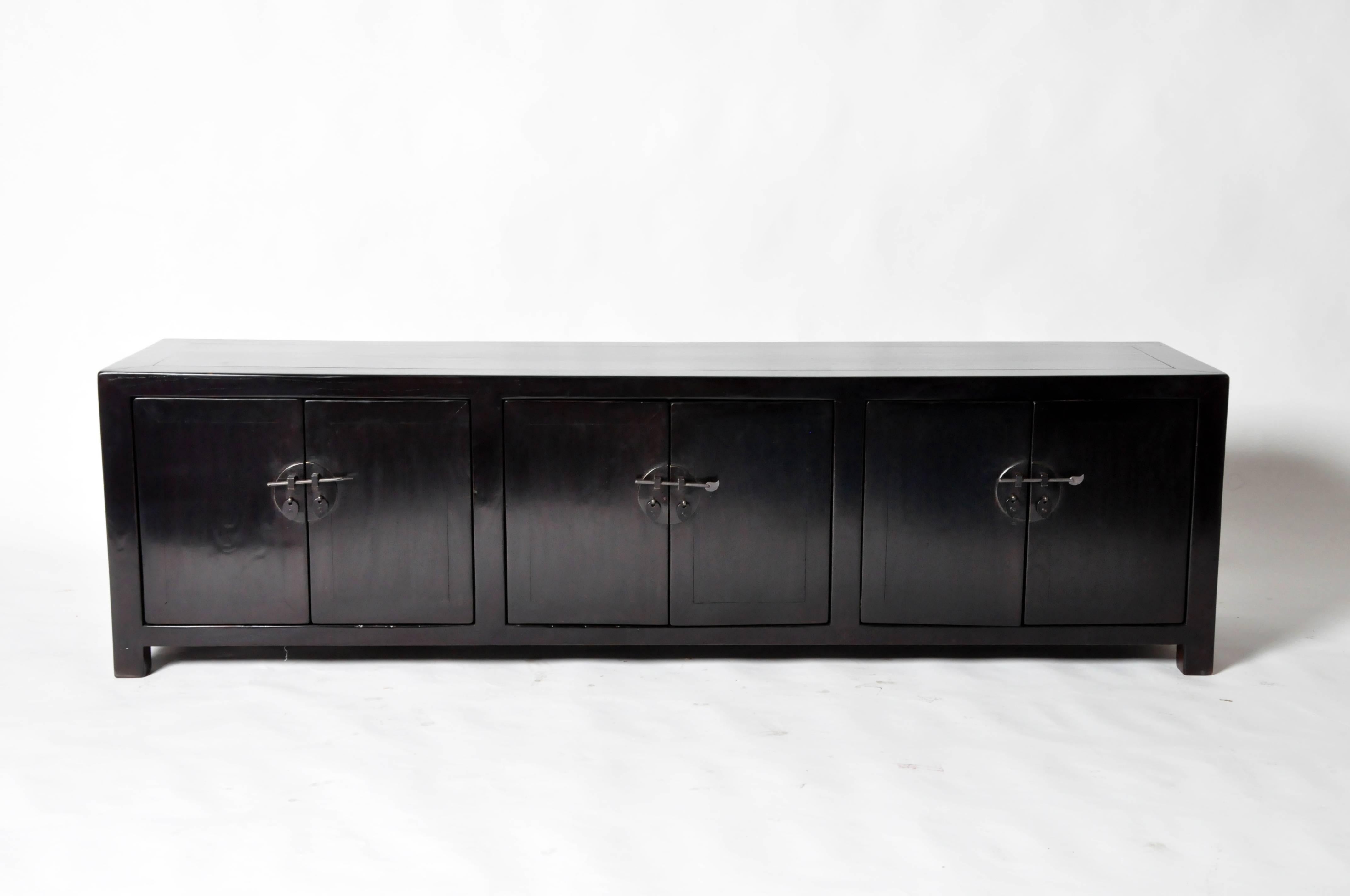 This Chinese Kang chest is made from elmwood and has been fully restored.