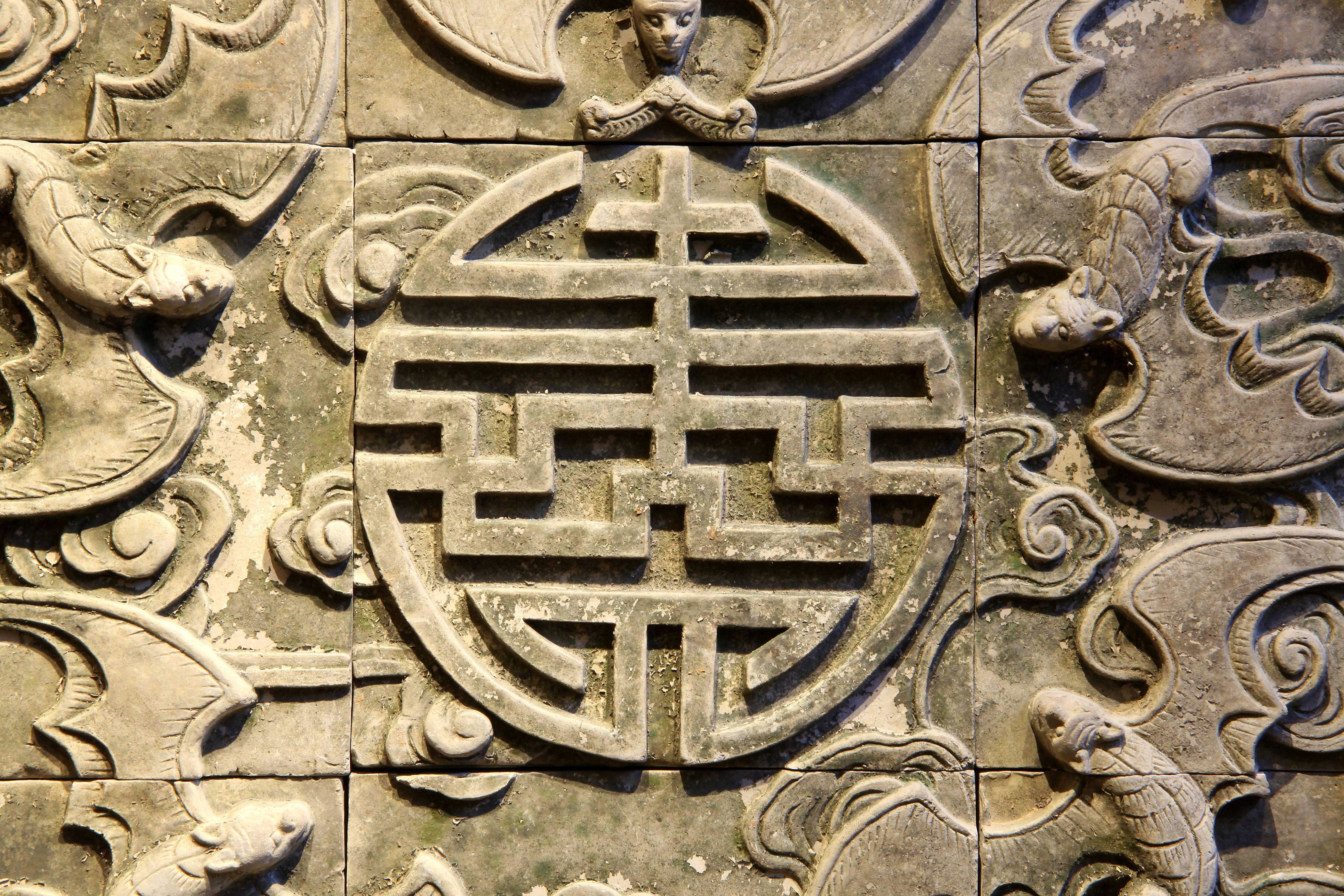 Likely symbolizes “Wu Fu” (meaning ‘five luck’) or the “Five Blessings”. In Chinese culture, a grouping of five bats holds auspicious meaning, and represents good fortune in the form of: longevity, wealth, health, love of Virtue, and a peaceful