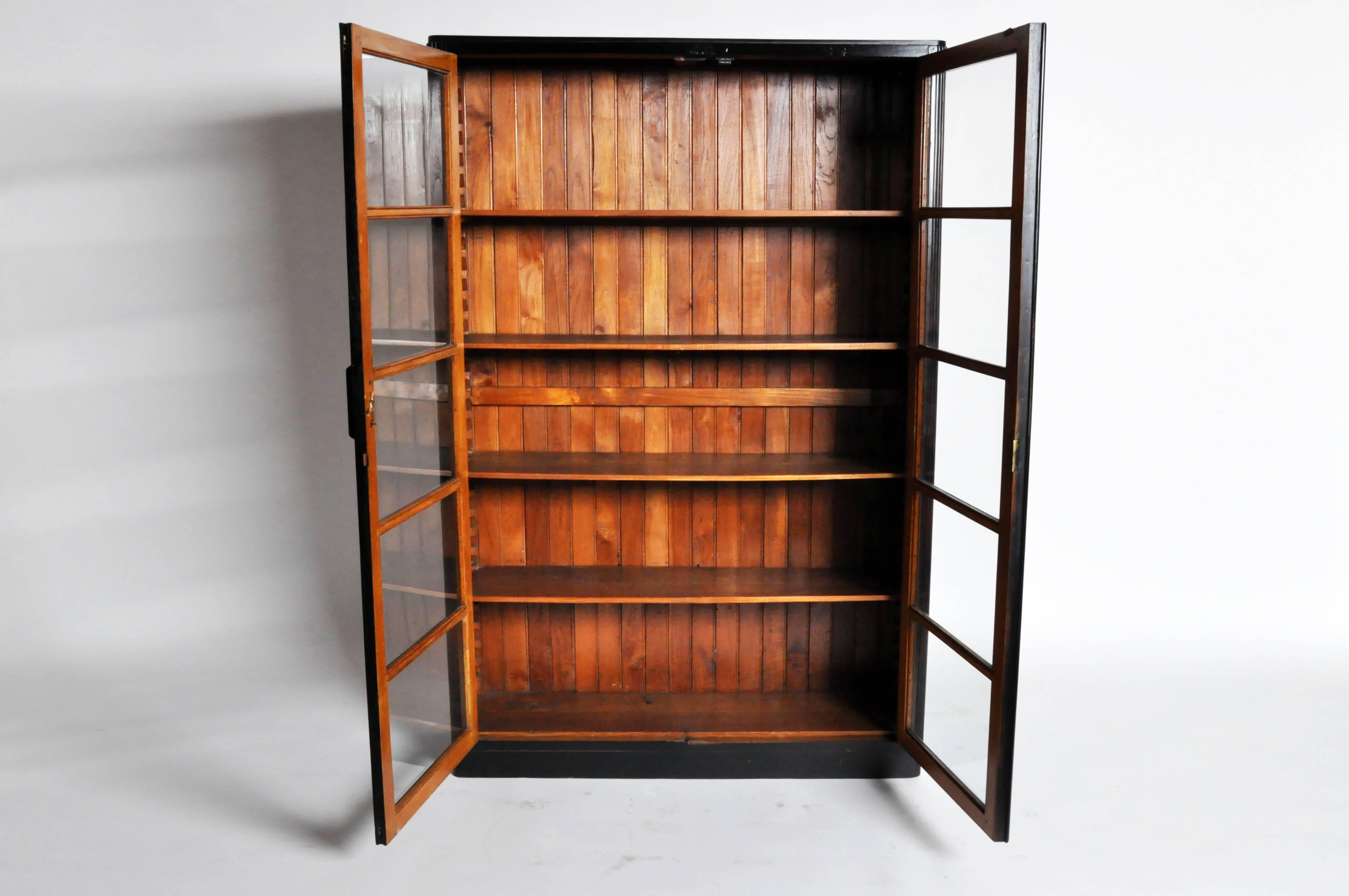 British Colonial Display Cabinet with Five Shelves In Good Condition In Chicago, IL