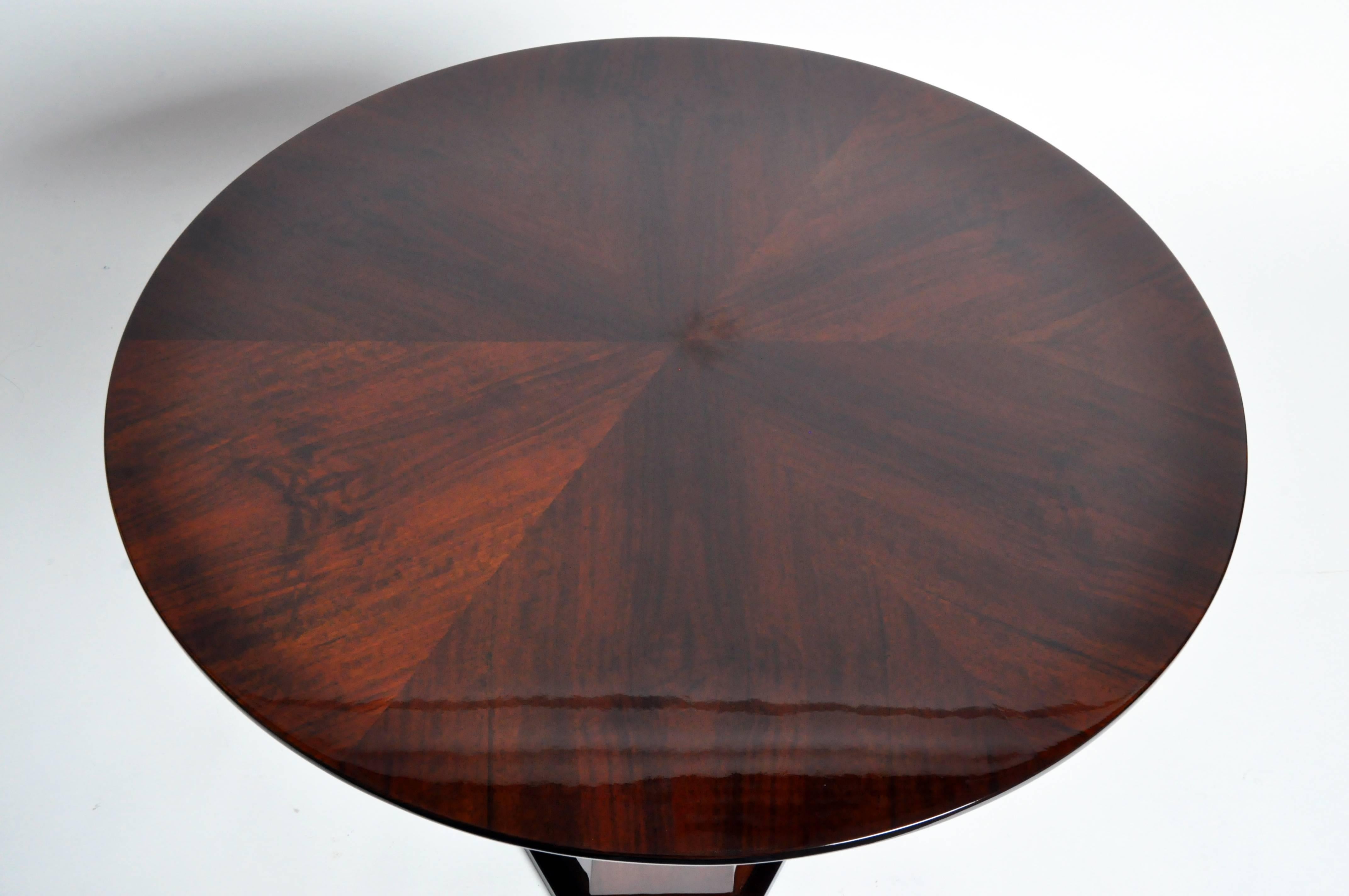 Mid-Century Style Round Table In Good Condition In Chicago, IL