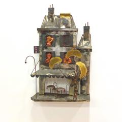 Escultura de metal montada en la pared del burdel al estilo de Curtis Jere