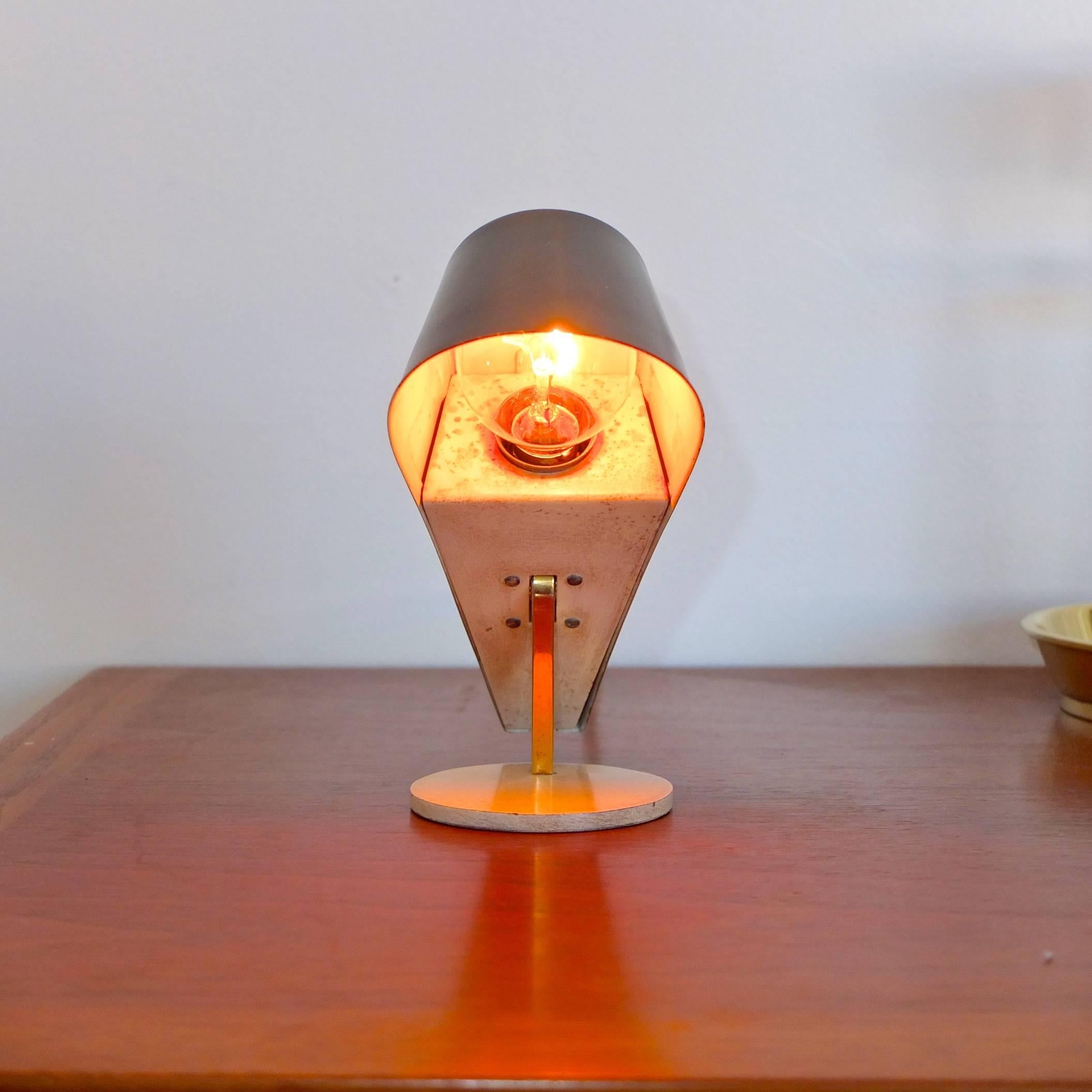 1950er Jahre Petite Wedge-Form-Schreibtischlampe (Emailliert) im Angebot