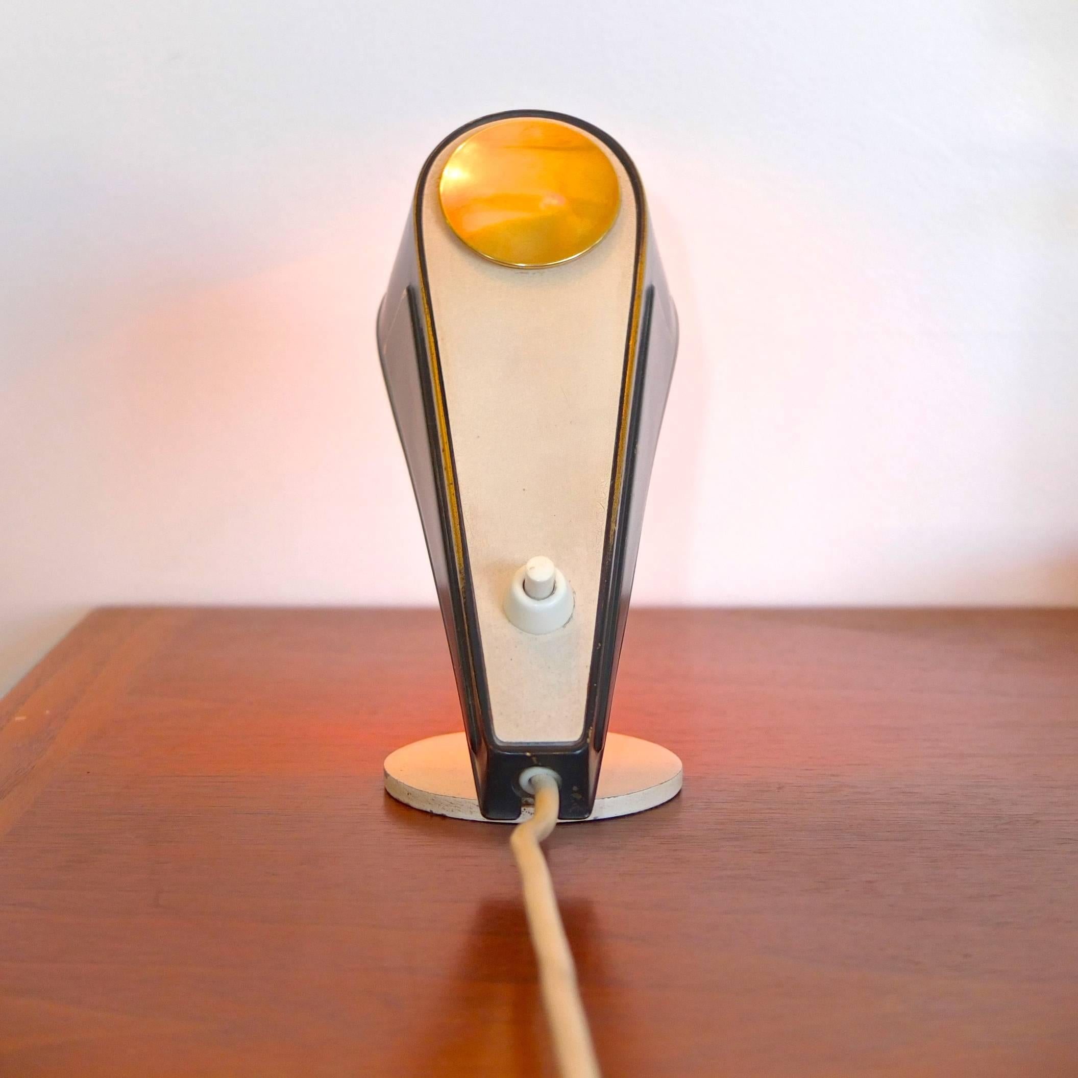 1950er Jahre Petite Wedge-Form-Schreibtischlampe (Moderne der Mitte des Jahrhunderts) im Angebot