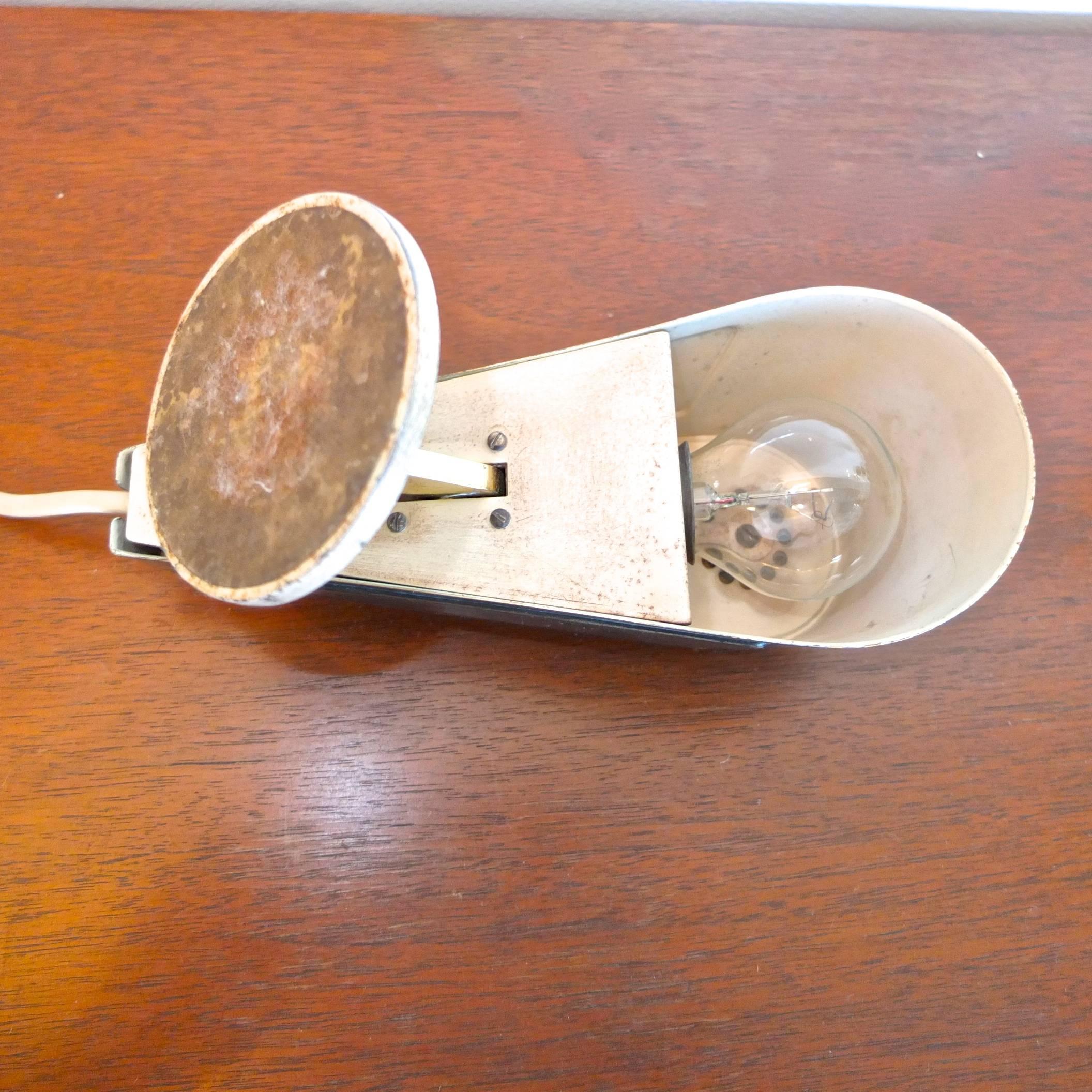 Laiton Petite lampe de bureau cunéiforme des années 1950 en vente