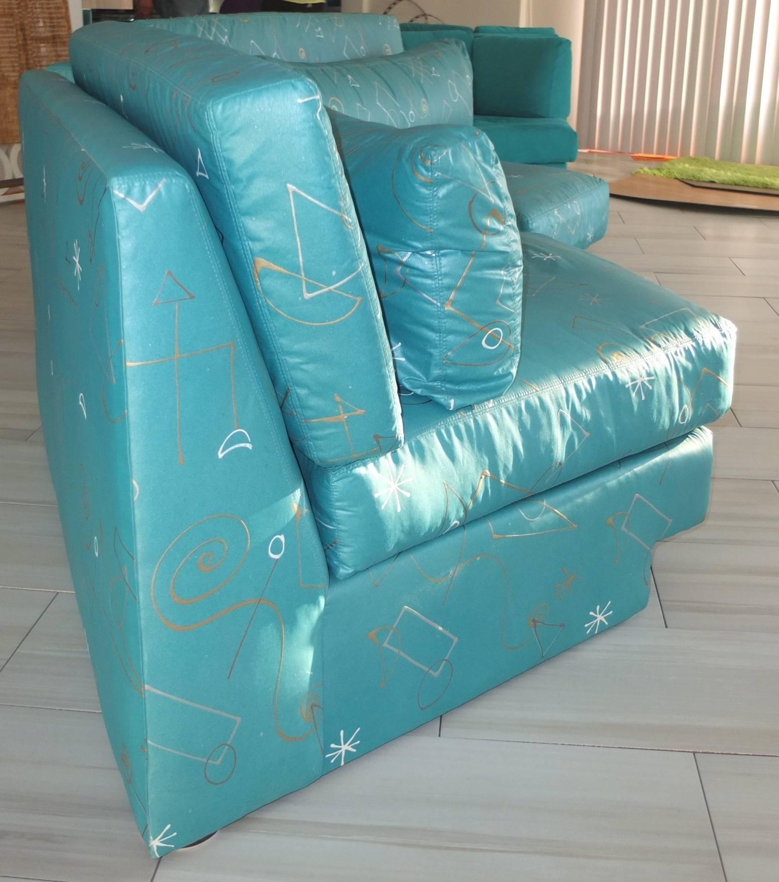 Paire de chaises pantoufles en forme de comptoir en tissu peint à la main en vente 1