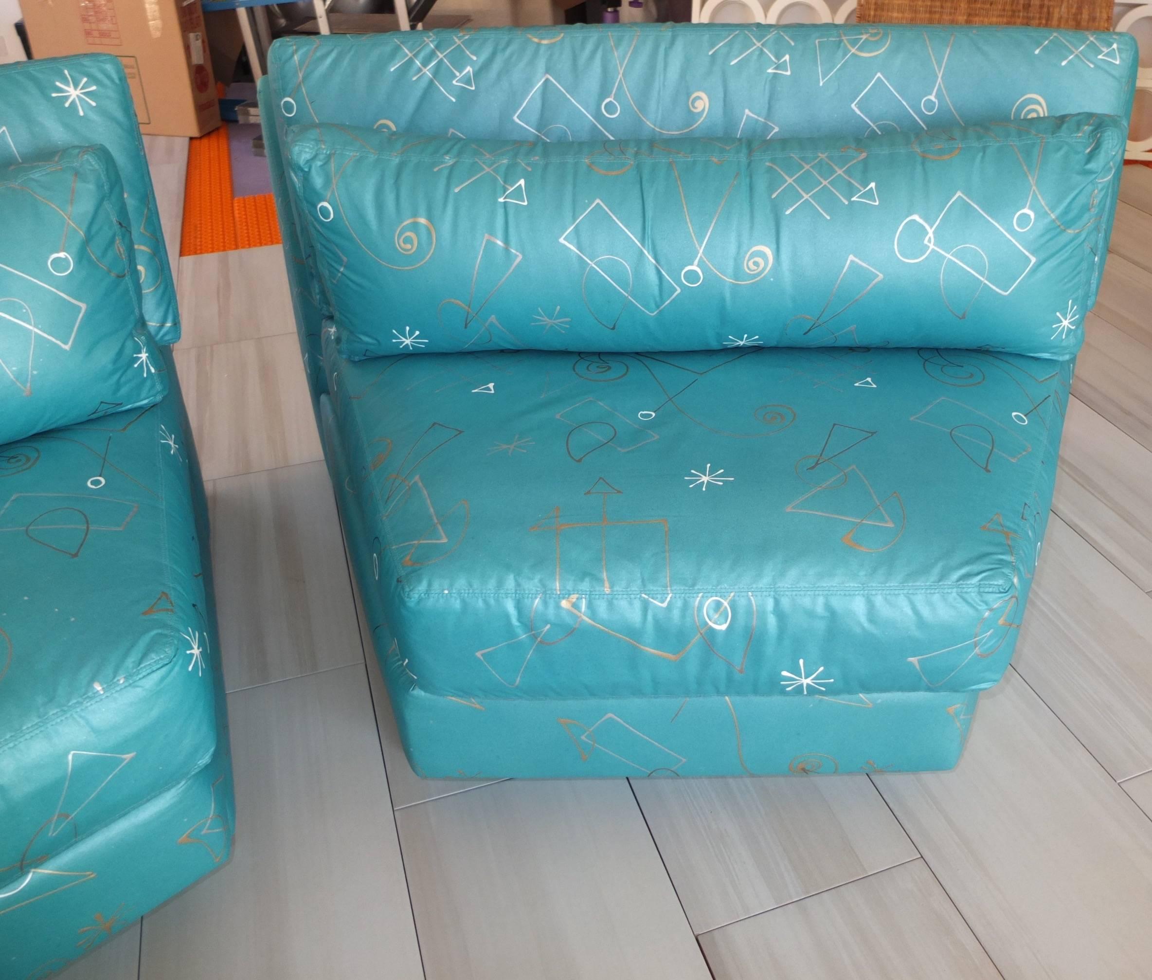 Paire de chaises pantoufles en forme de comptoir en tissu peint à la main en vente 3