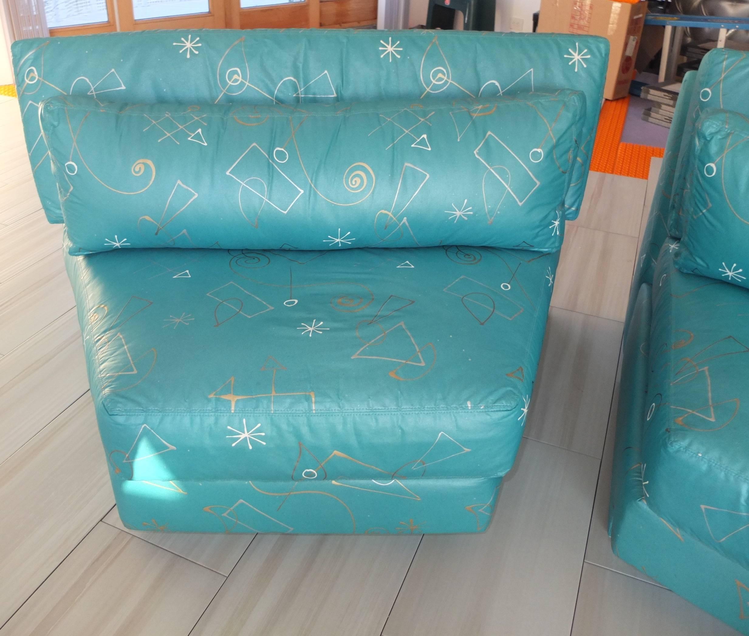 Paire de chaises pantoufles en forme de comptoir en tissu peint à la main en vente 4