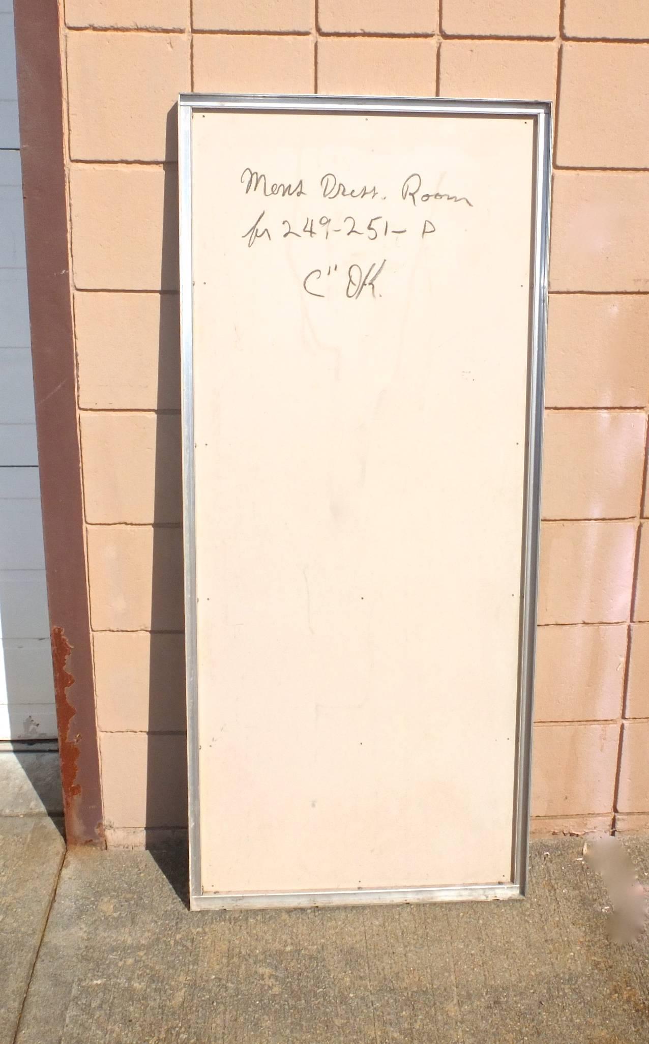 S.S. Amerikanischer Wandspiegel aus den Vereinigten Staaten mit Aluminiumrahmen im Angebot 1