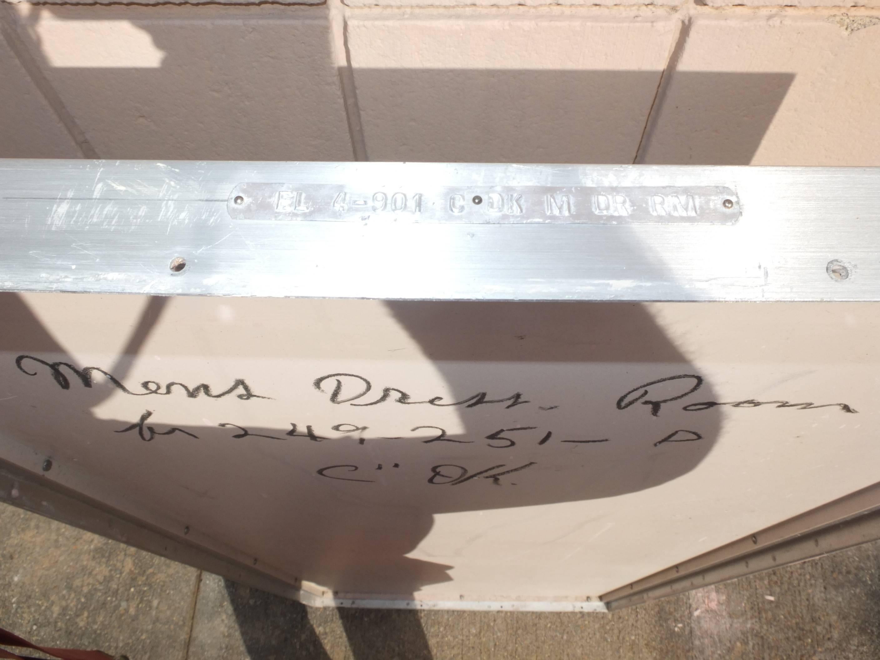 S.S. Amerikanischer Wandspiegel aus den Vereinigten Staaten mit Aluminiumrahmen im Angebot 3