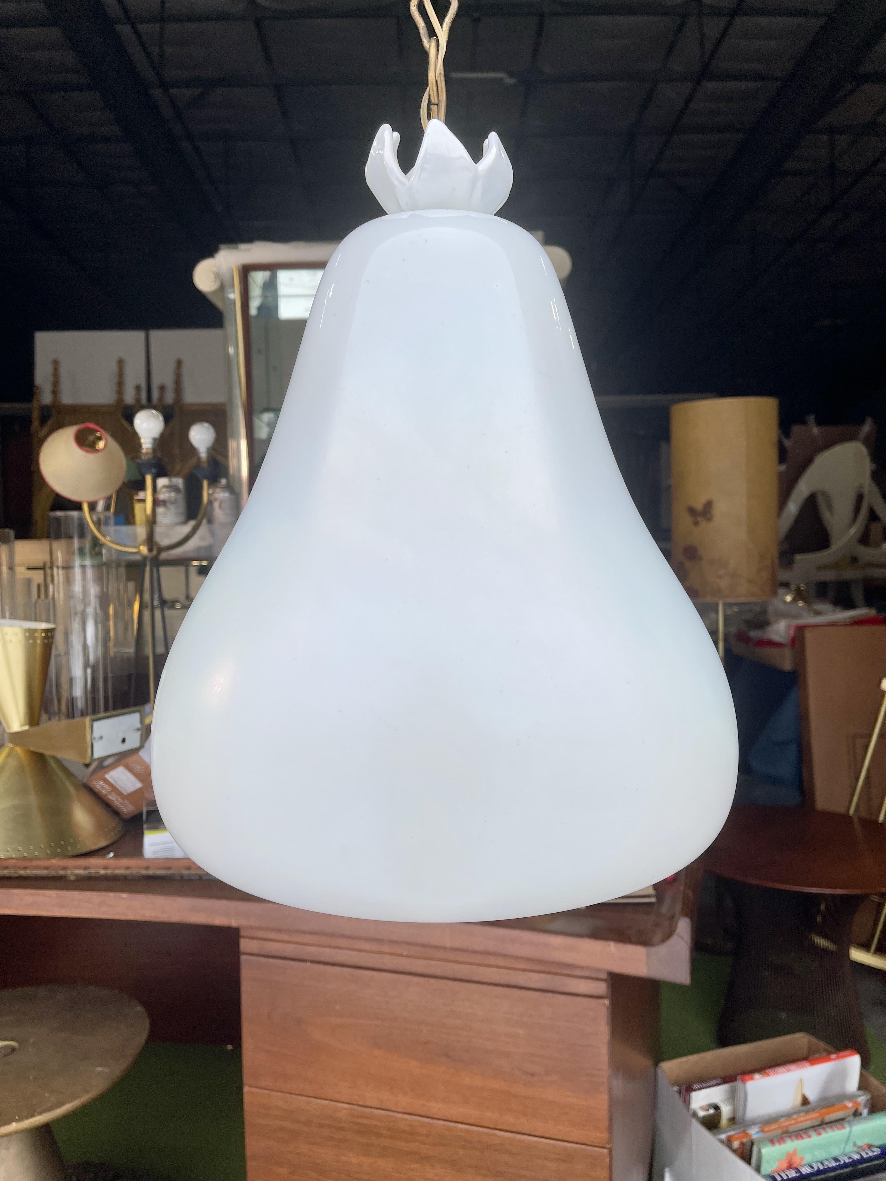 Ésta es nuestra última lámpara colgante original de campana de cristal de Murano blanco opaco iridiscente, diseñada por Flavio Poli y fabricada por Seguso Vetri d'Arte para el Hotel Bristol de Merano hacia 1952.

La iluminación fue encargada por
