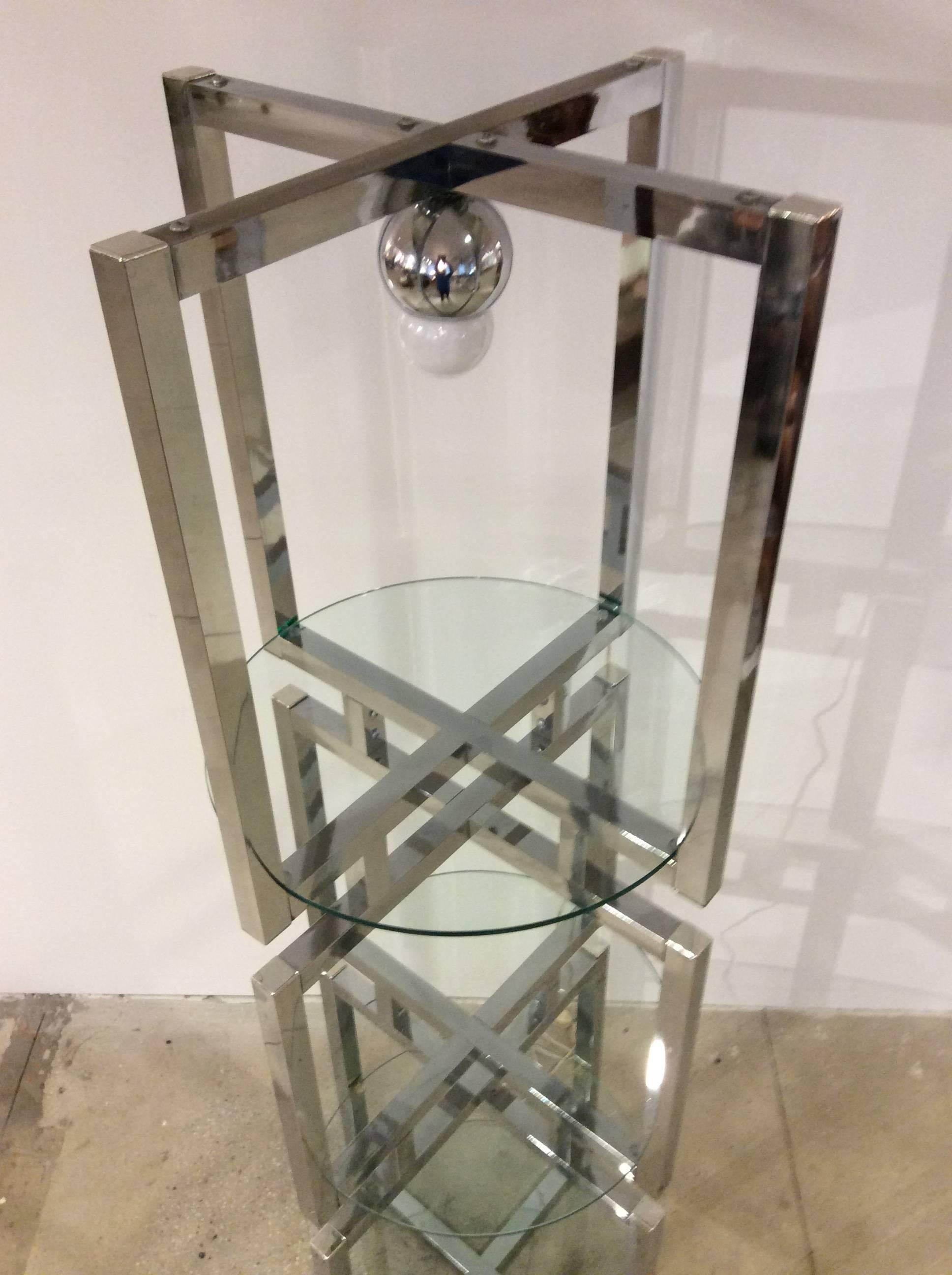 Geometrische Chromturm-Etagere im Stil von Milo Baughman (Ende des 20. Jahrhunderts) im Angebot