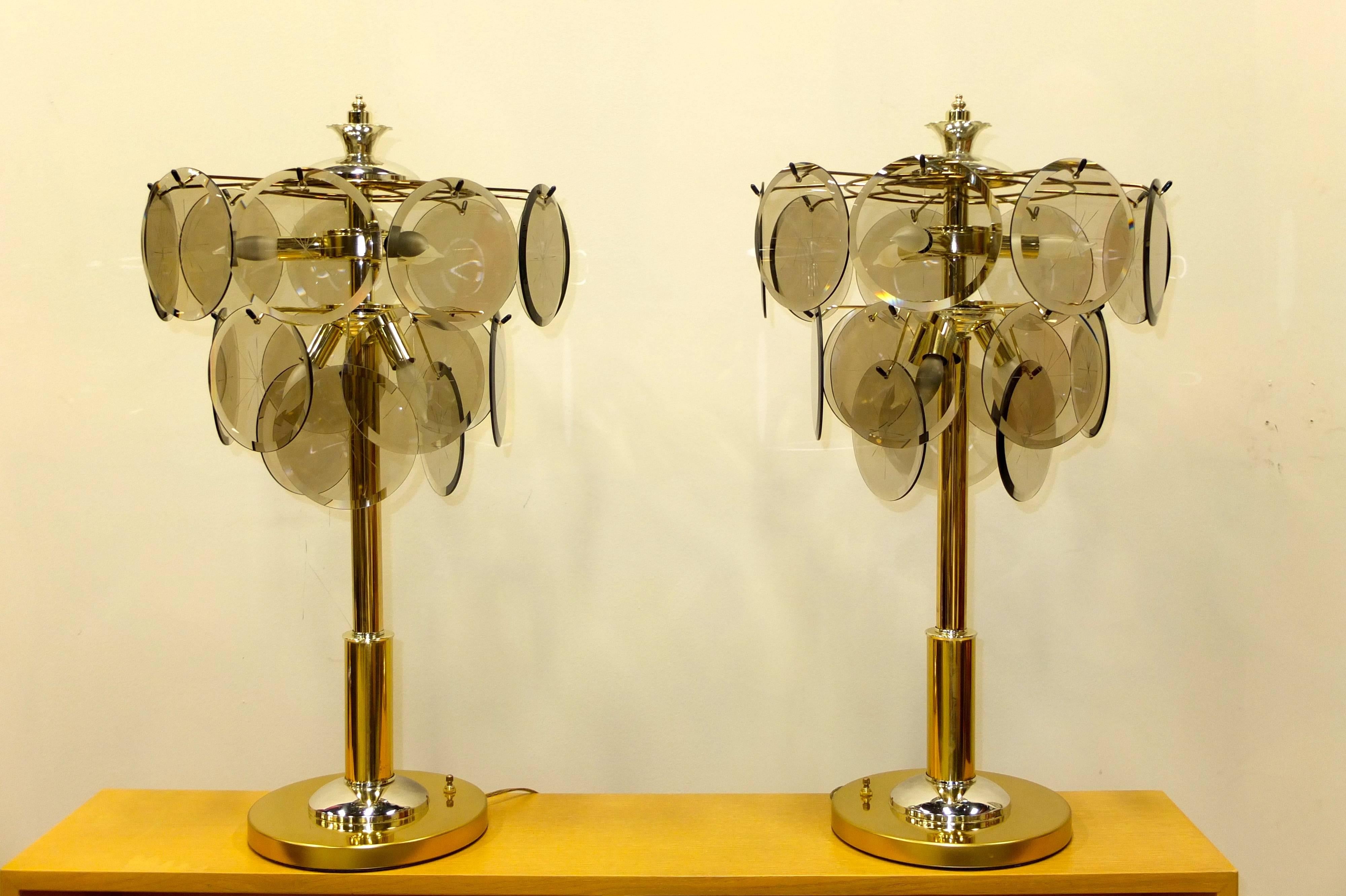 Mid-Century Modern Paire de lampes en laiton, chrome et verre fumé d'après Vistosi en vente