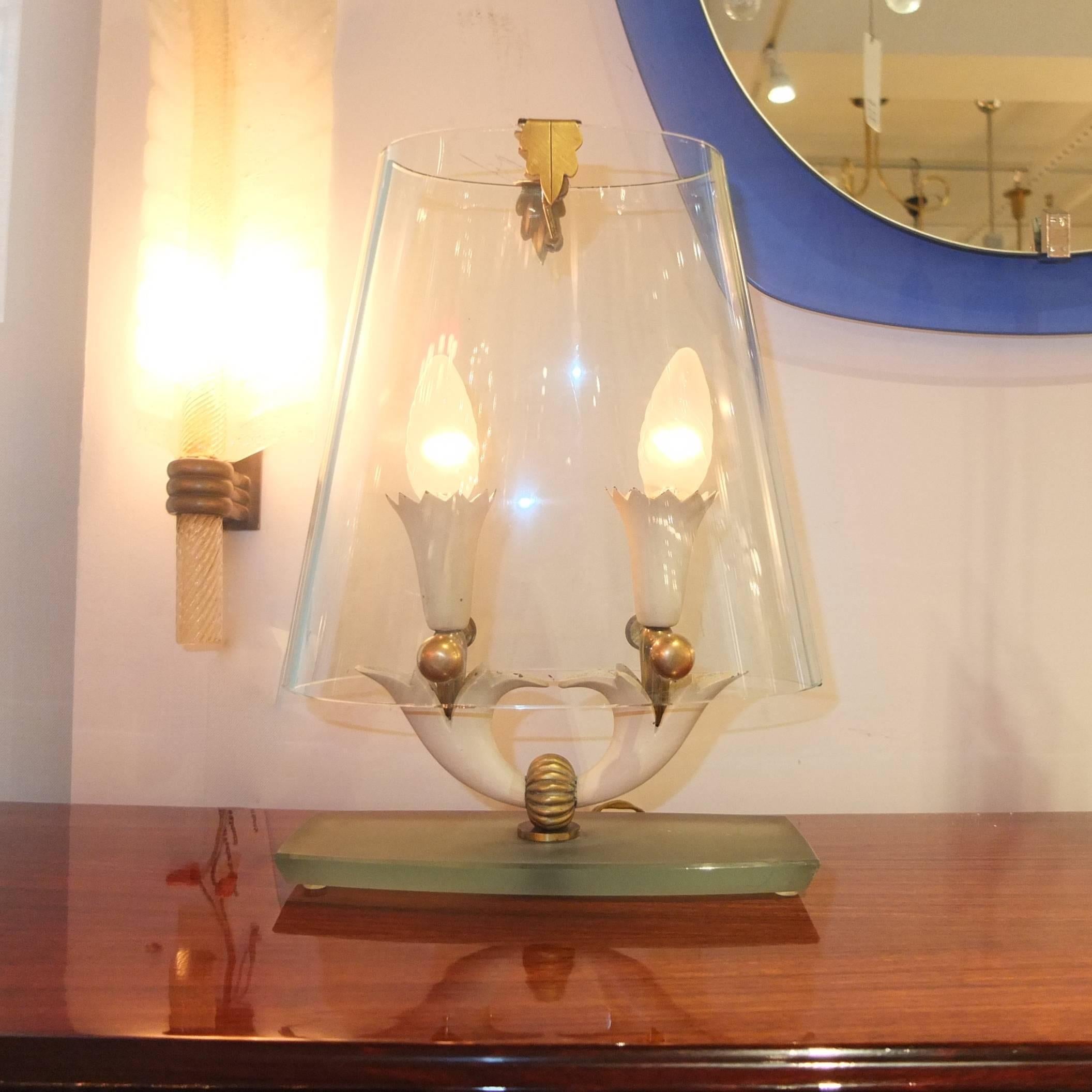 Rare lampe de table attribuée à Pietro Chiesa pour Fontana Arte, vers 1935-1940. Base en verre Saint Gobain, laiton et métal émaillé. Abat-jour original en deux parties en verre transparent cintré. Entièrement d'origine.