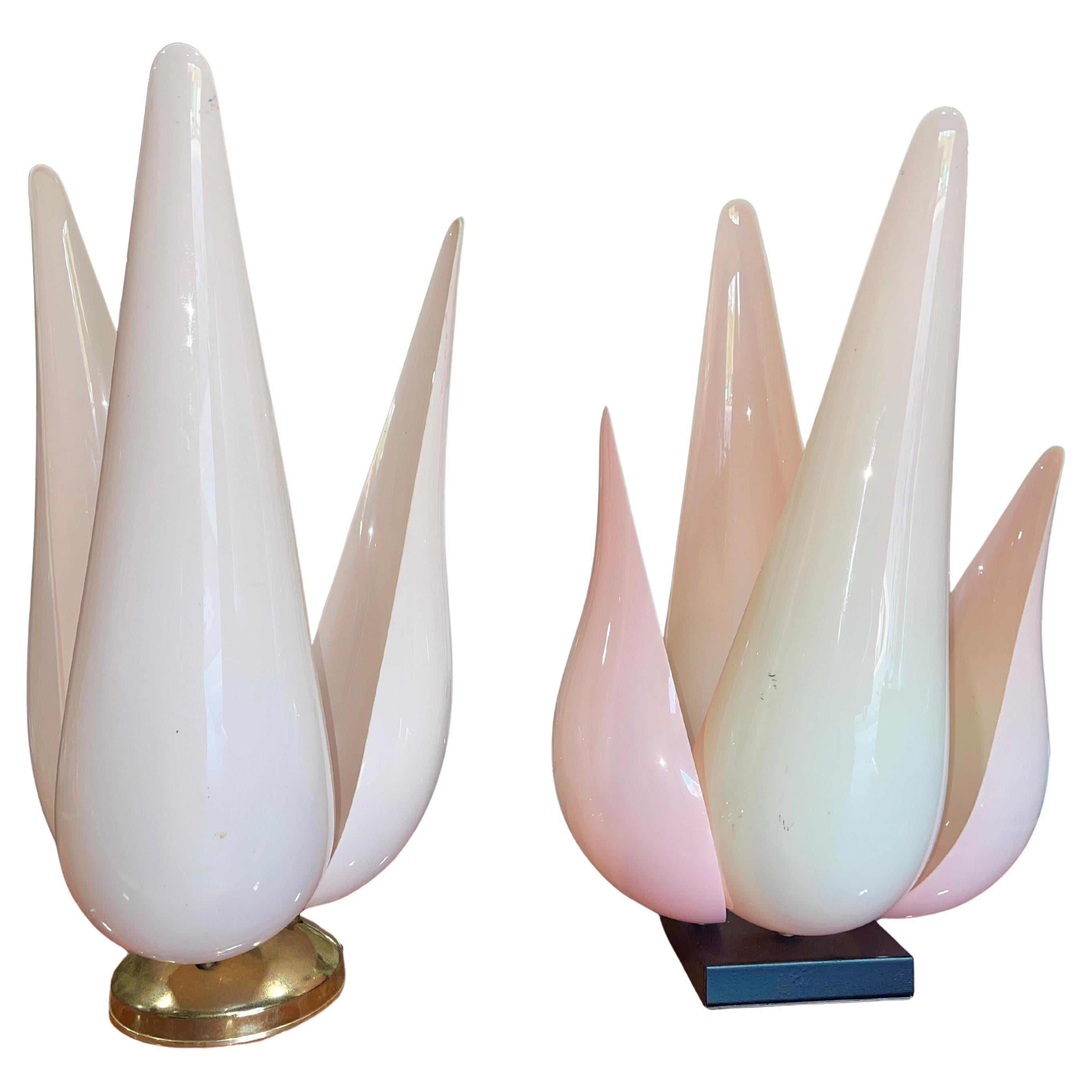 Ère spatiale Paire de lampes de table à pétales de tulipe en acrylique rose d'après Rougier en vente