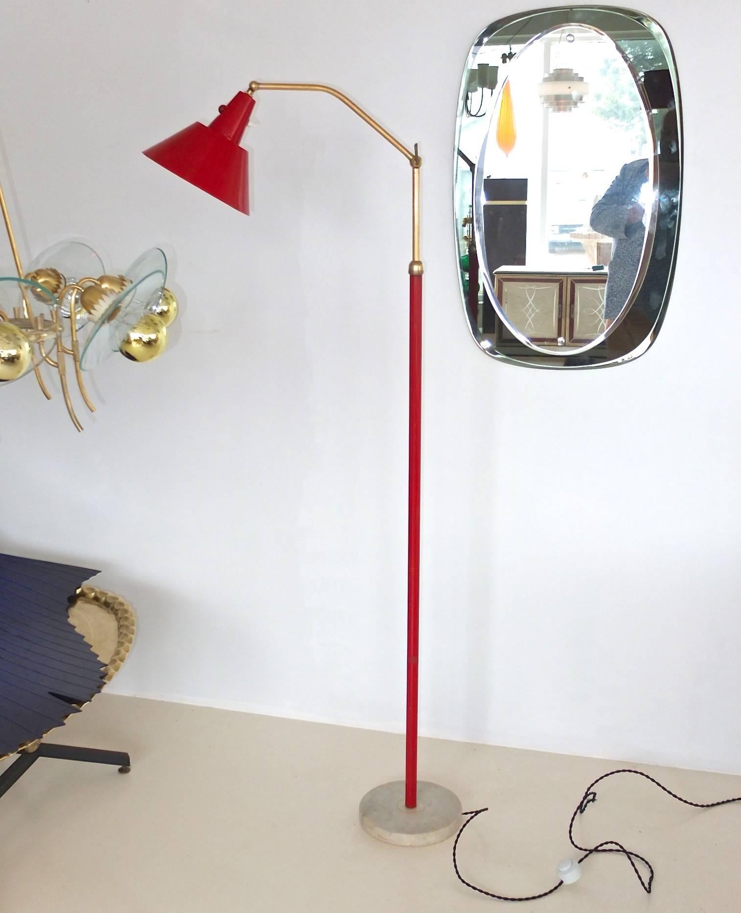 Extremely stylish and well built Italian 1950s floor lamp in the manner of Stilnovo, Arteluce and Stilux. Round 9 inch white marble base with grey and black veining, long red enameled stem at the top of which is an attractively knurled brass knob