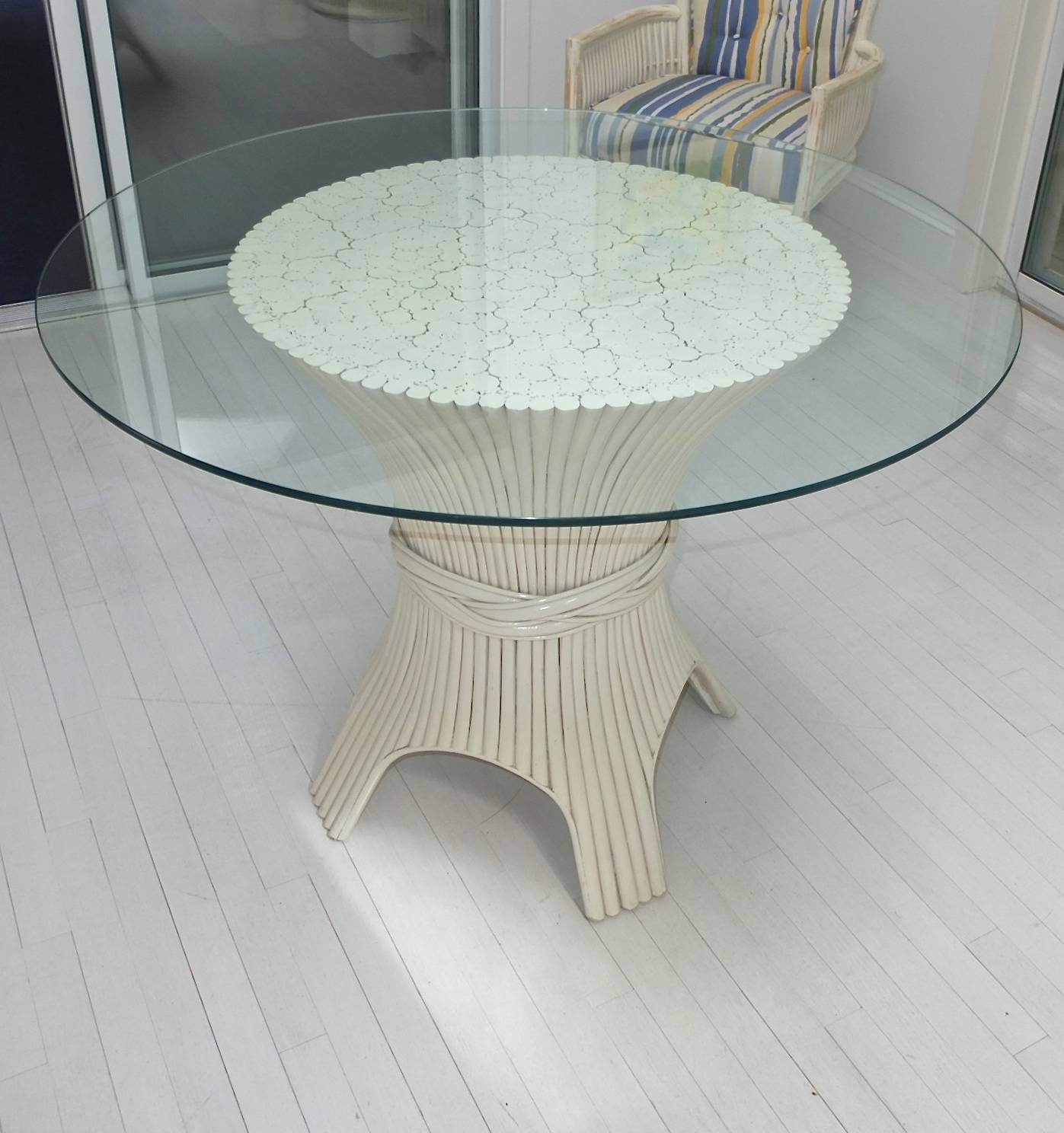 Mid-Century Modern Table de salle à manger Ficks Reed en forme de feuille de bambou et cinq chaises pivotantes en vente