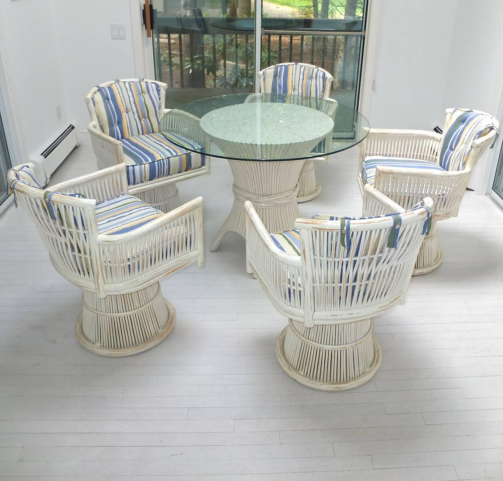 Américain Table de salle à manger Ficks Reed Bamboo Sheaf et cinq chaises pivotantes en vente