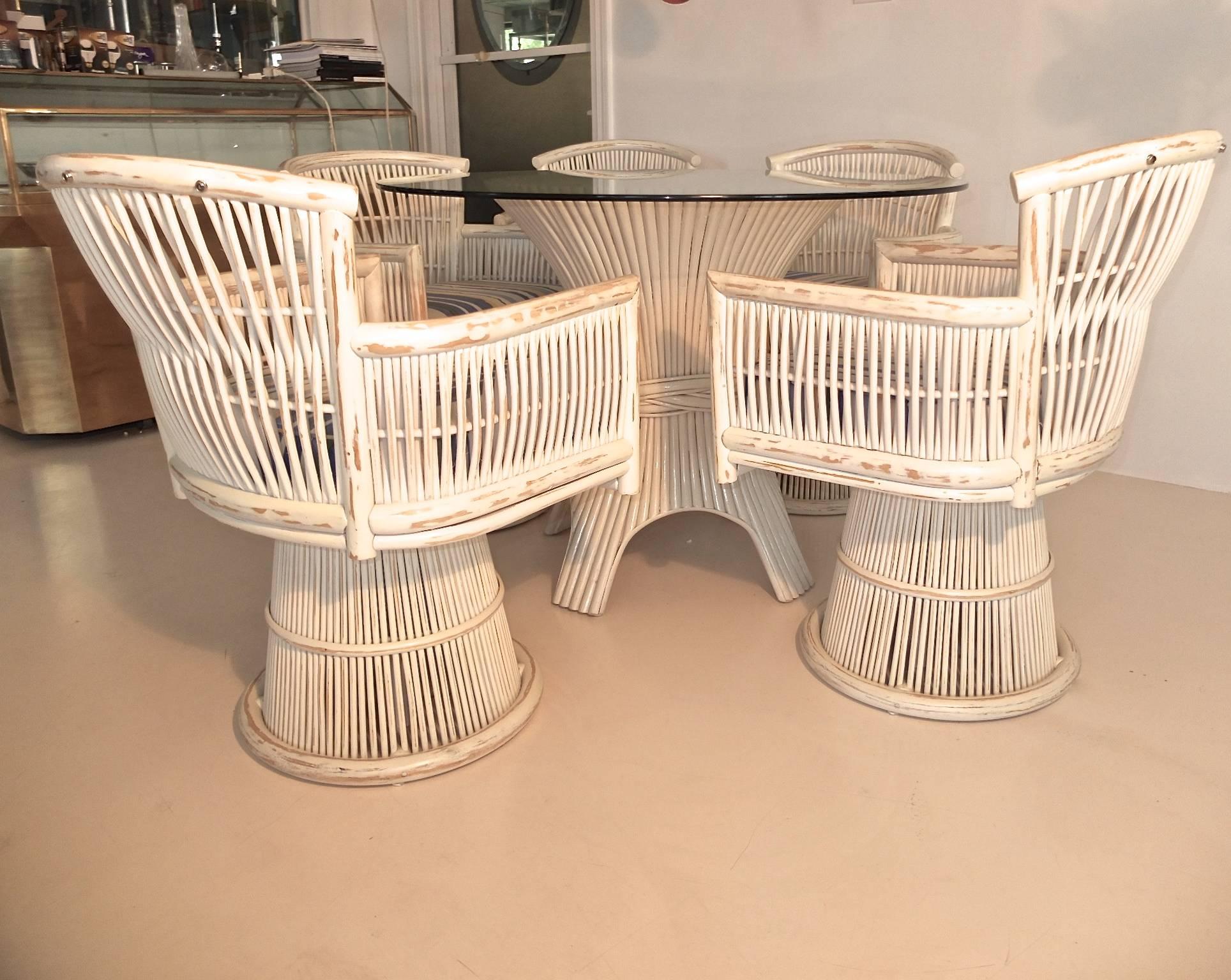 Table de salle à manger Ficks Reed Bamboo Sheaf et cinq chaises pivotantes en vente 1