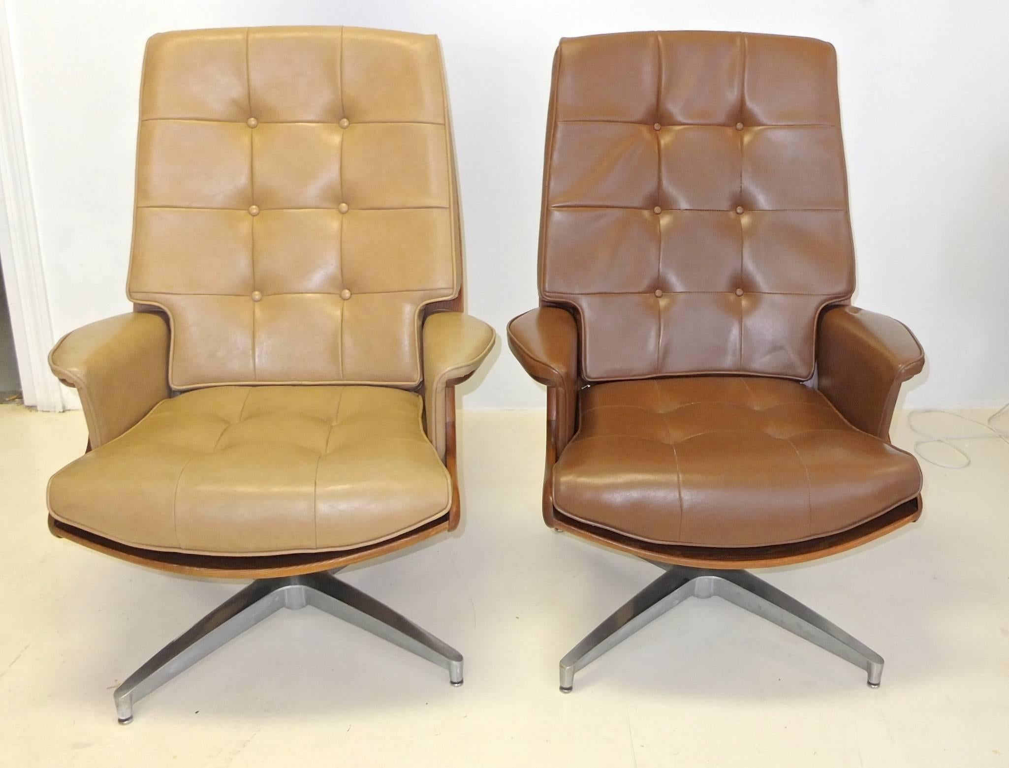 
Stylish pair of swiveling lounge chairs by Heywood Wakefield of Gardener, Massachusetts. 

Price is for the pair.
