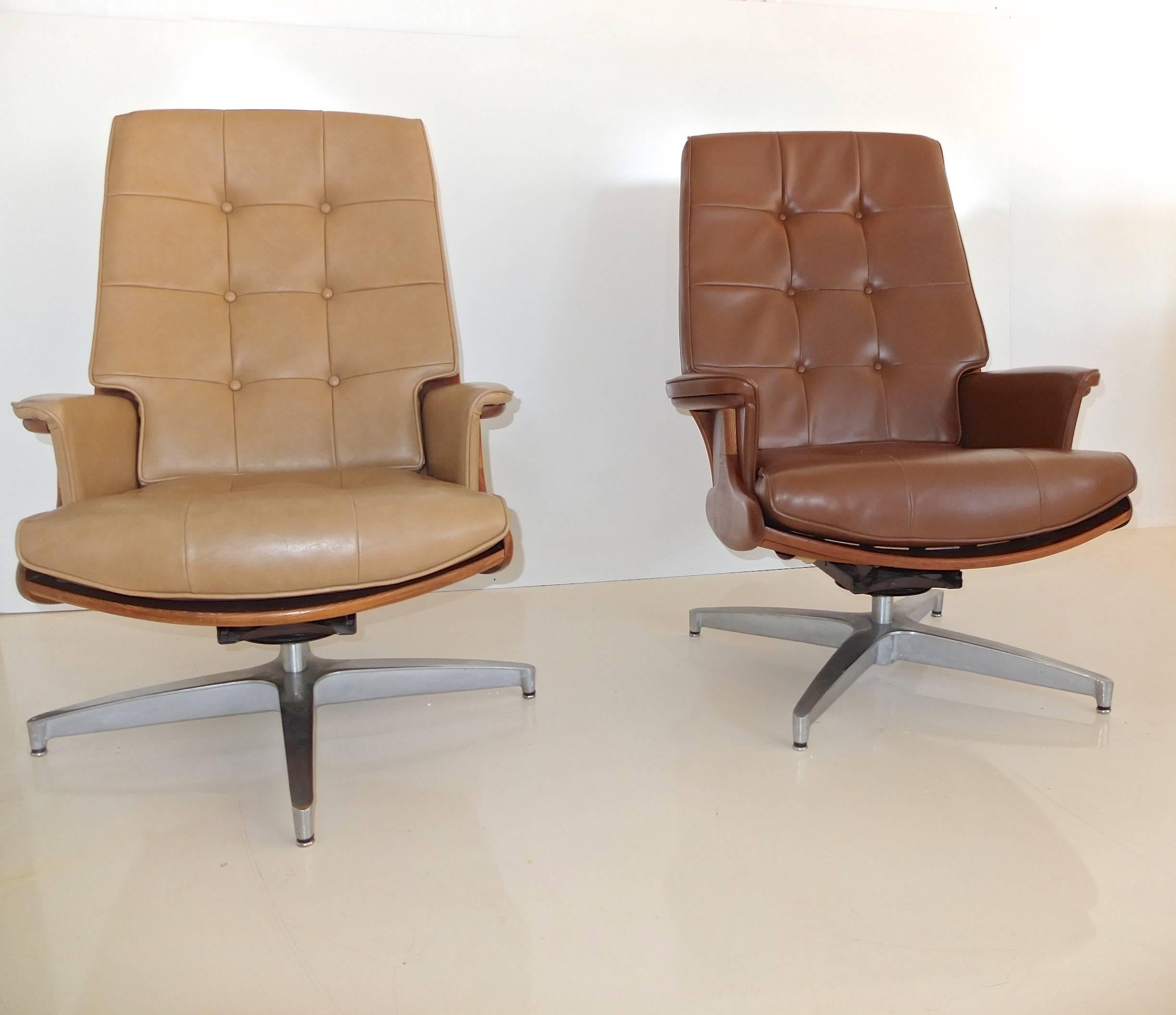 Mid-Century Modern Pair of Heywood Wakefield Swivel Lounge Chairs