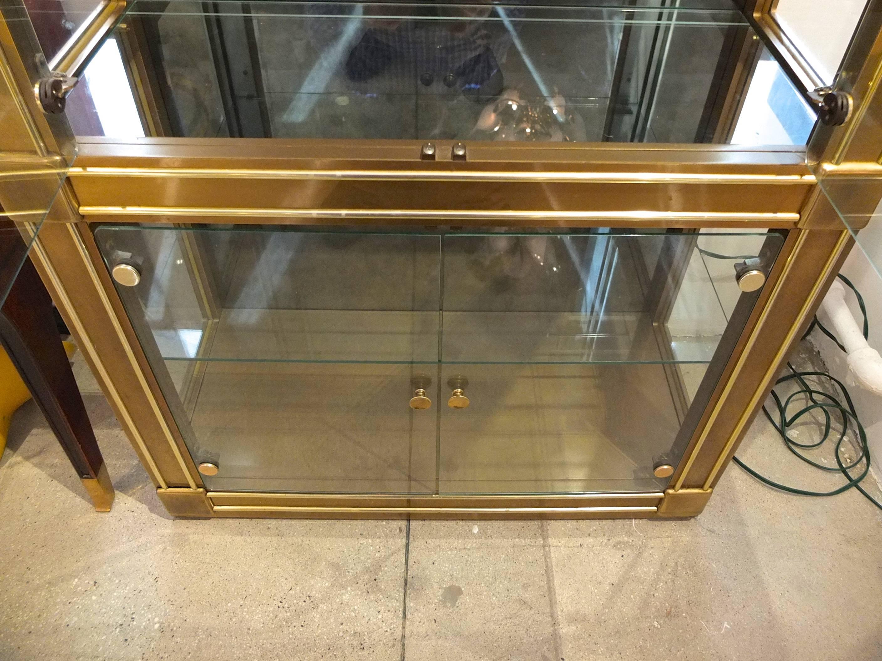 Mastercraft Brass Vitrine In Good Condition For Sale In Hanover, MA