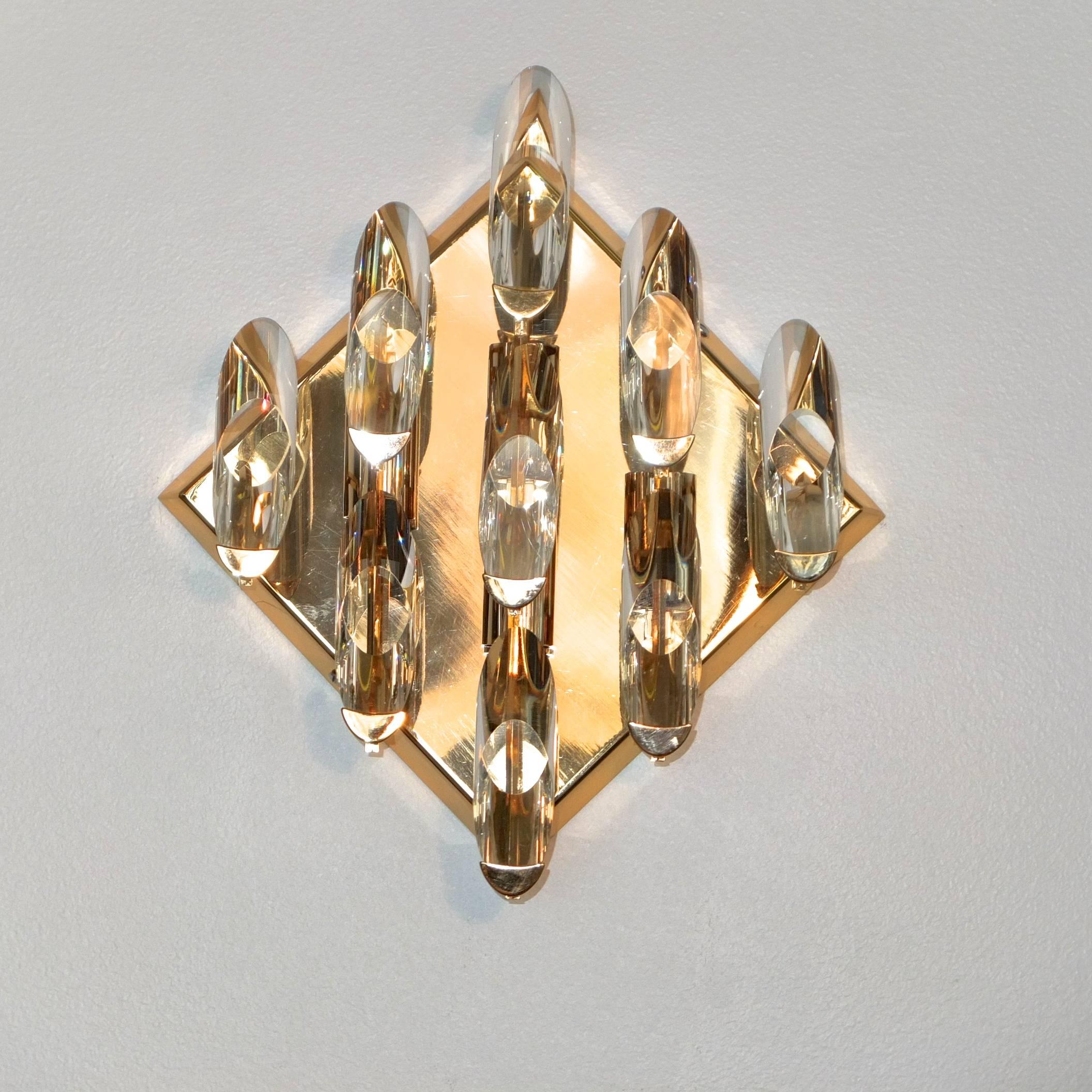 Coppia di appliques di forma quadrata vintage, ma in condizioni quasi come nuove e non utilizzate, disegnate da Oscar Torlasco per Stilkronen, Italia. Ottone placcato oro 24 carati. Nove aste di cristallo tagliate in diagonale sono tenute