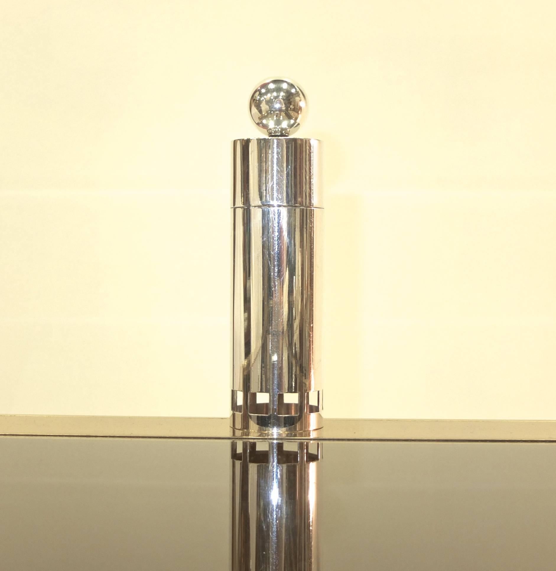 Hefty and well constructed pepper mill designed by uber architect Richard Meier for Swid Powell and produced in Italy, circa 1985.

Ref: Annette Tapert, Swid Powell - Objects by Architects, Rizzoli 1990.
