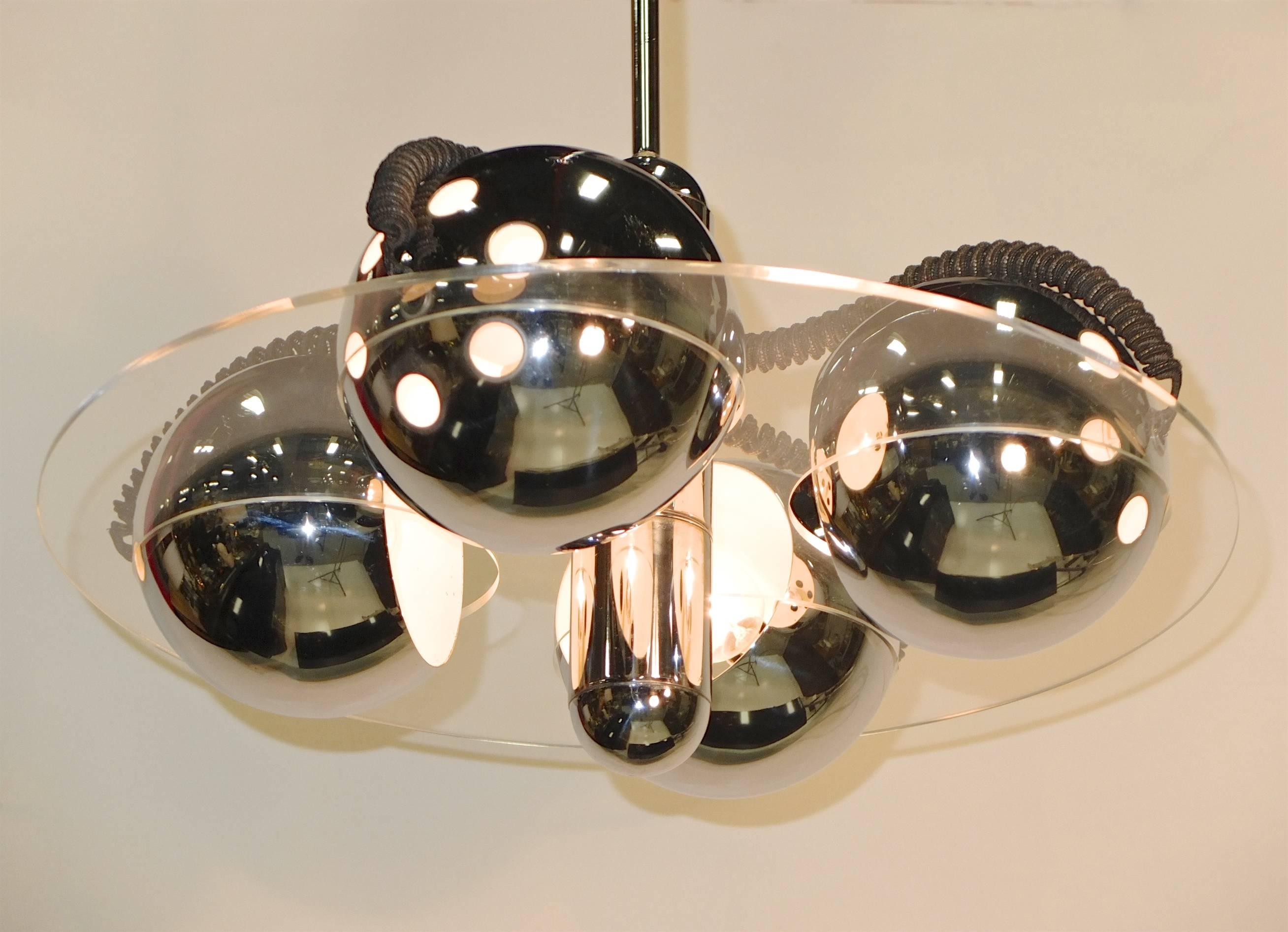 Pendentif en lucite et globe oculaire en chrome italien des années 1970 en vente 2