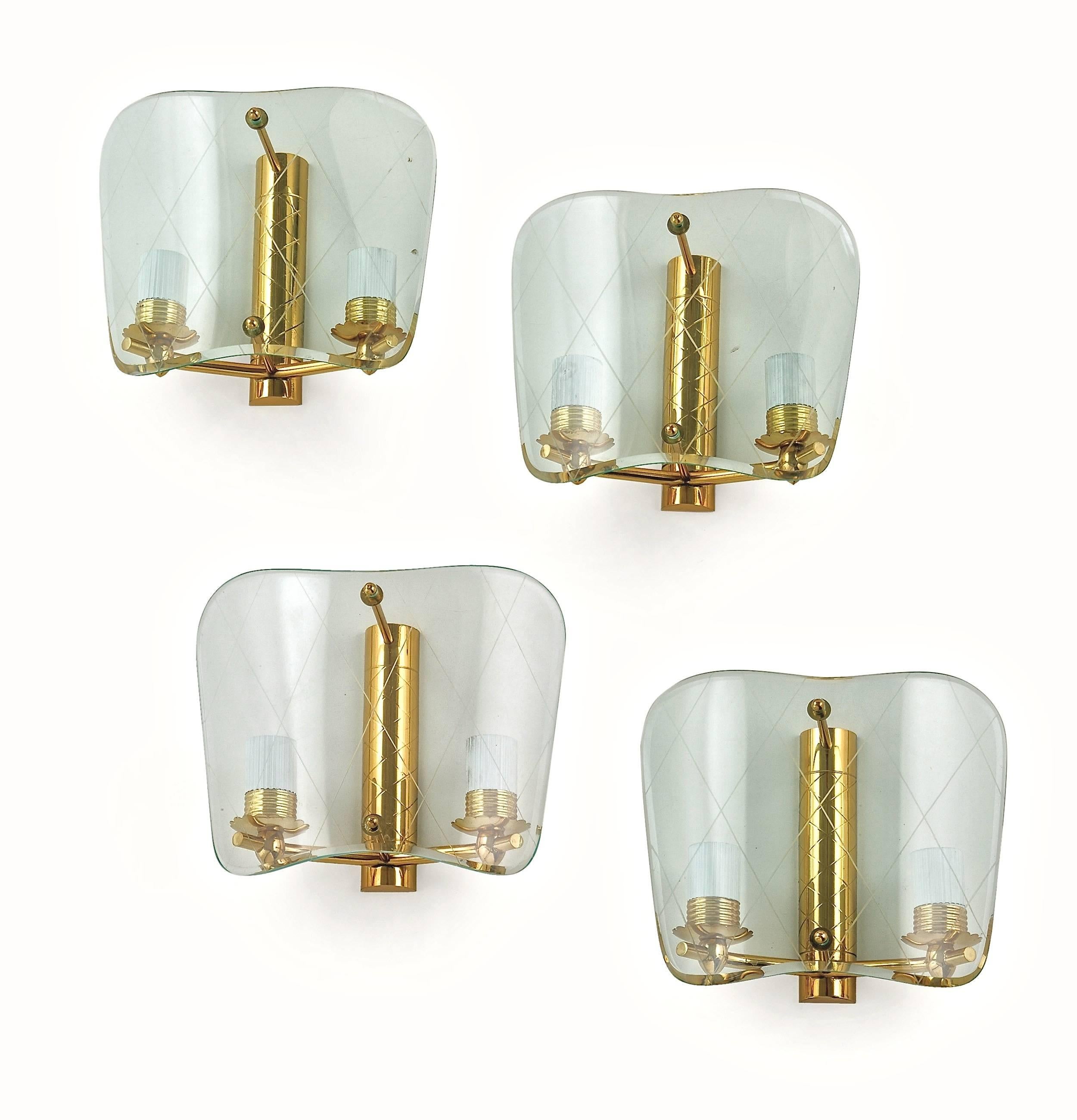 Coppia di C. A. M. Applique italiane in vetro curvo con incisione a diamante in vendita 3