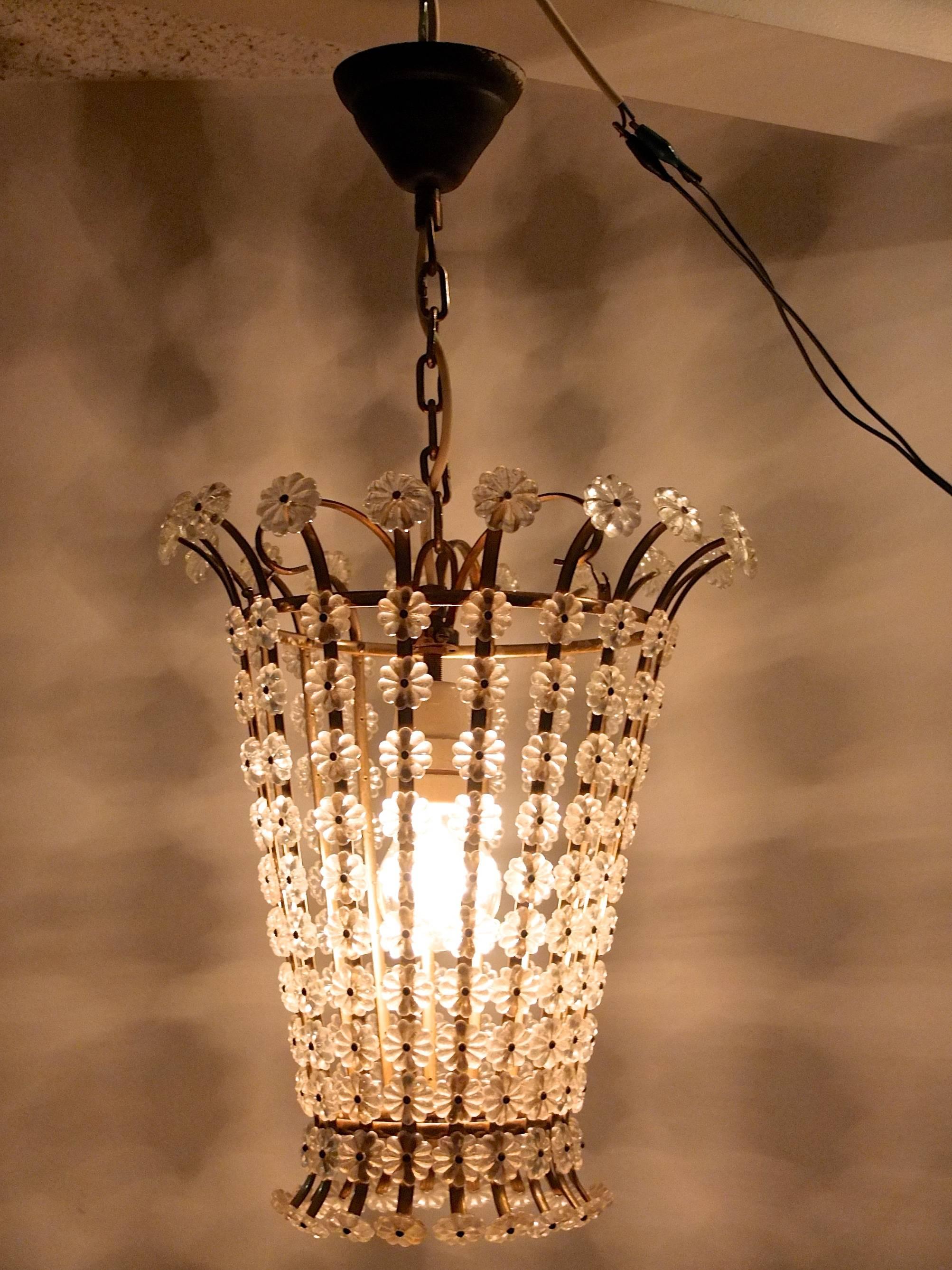 Ottone Lanterna svedese del 1950 con cornice in ottone e rosette in plexi in vendita