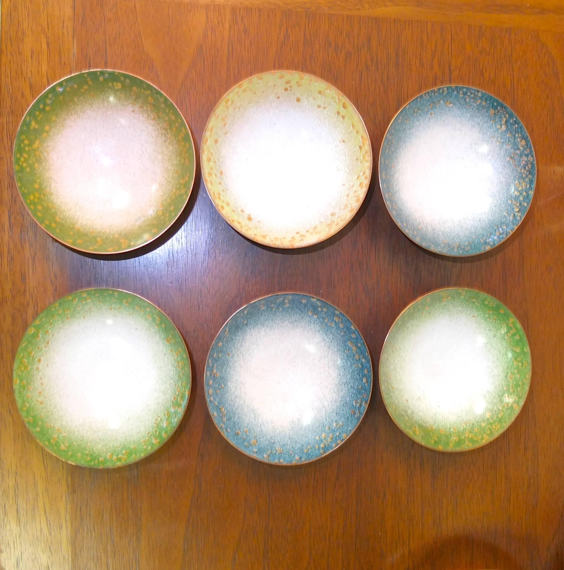 Lovely set of six Italian Mid-Century enameled copper pin dishes or ashtrays. Each bowl is enameled blue on the underside with a round copper foot.

Measures: 3-1/2 inches diameter and 1-1/2 inches high.

In the style of Paolo di Poli.