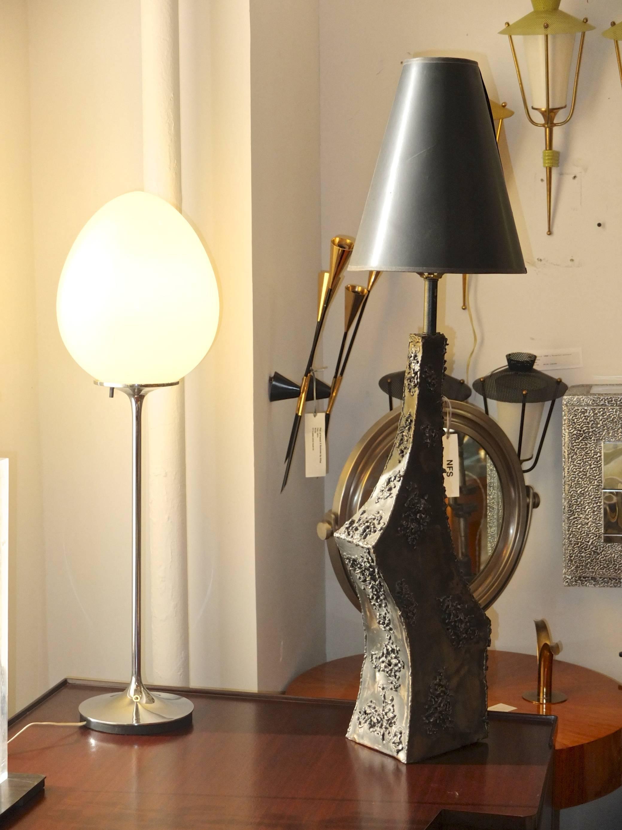 italien Lampe sculpturale en métal Marcello Fantoni en vente
