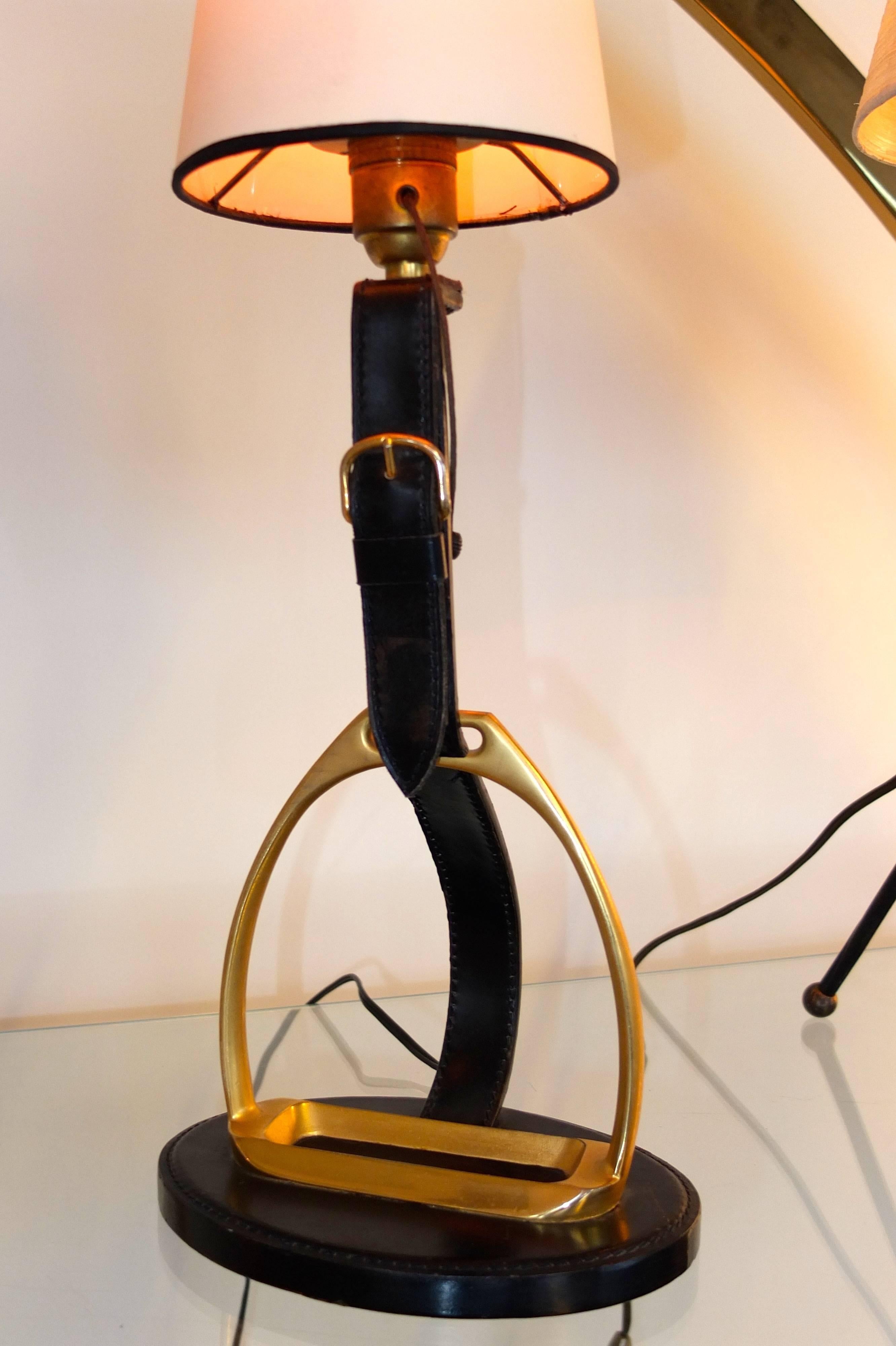 Lampe Longchamps en cuir et laiton cousu style équestre en vente 4
