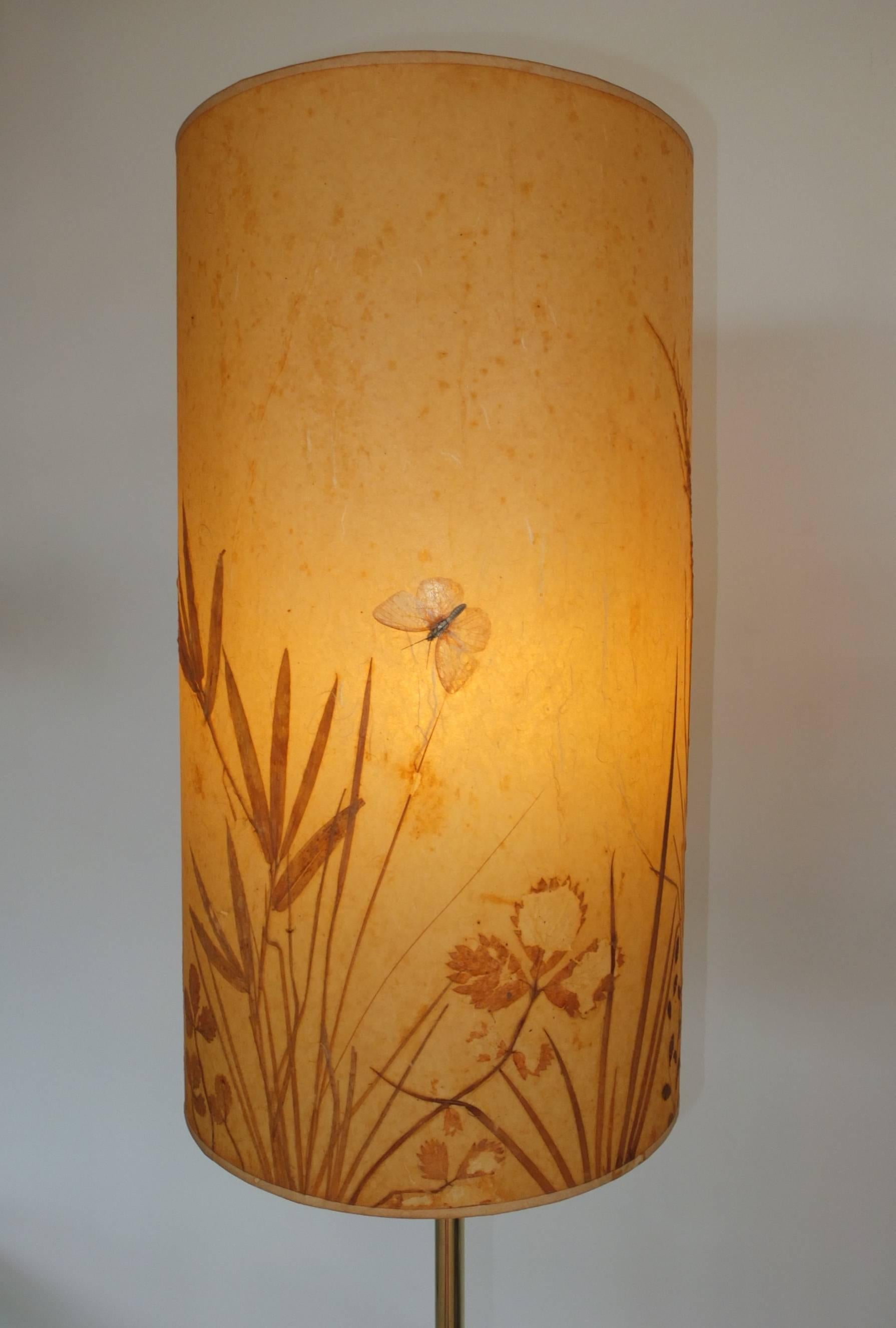 Milieu du XXe siècle Lampadaire vintage en laiton effilé avec table en verre intégrée en vente
