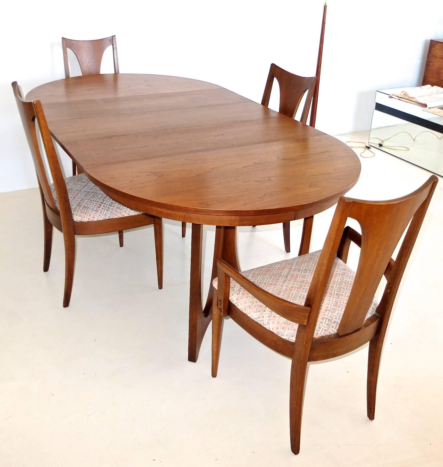 Broyhill Brasilia Walnut Dining Table and Chairs In Good Condition In Hanover, MA