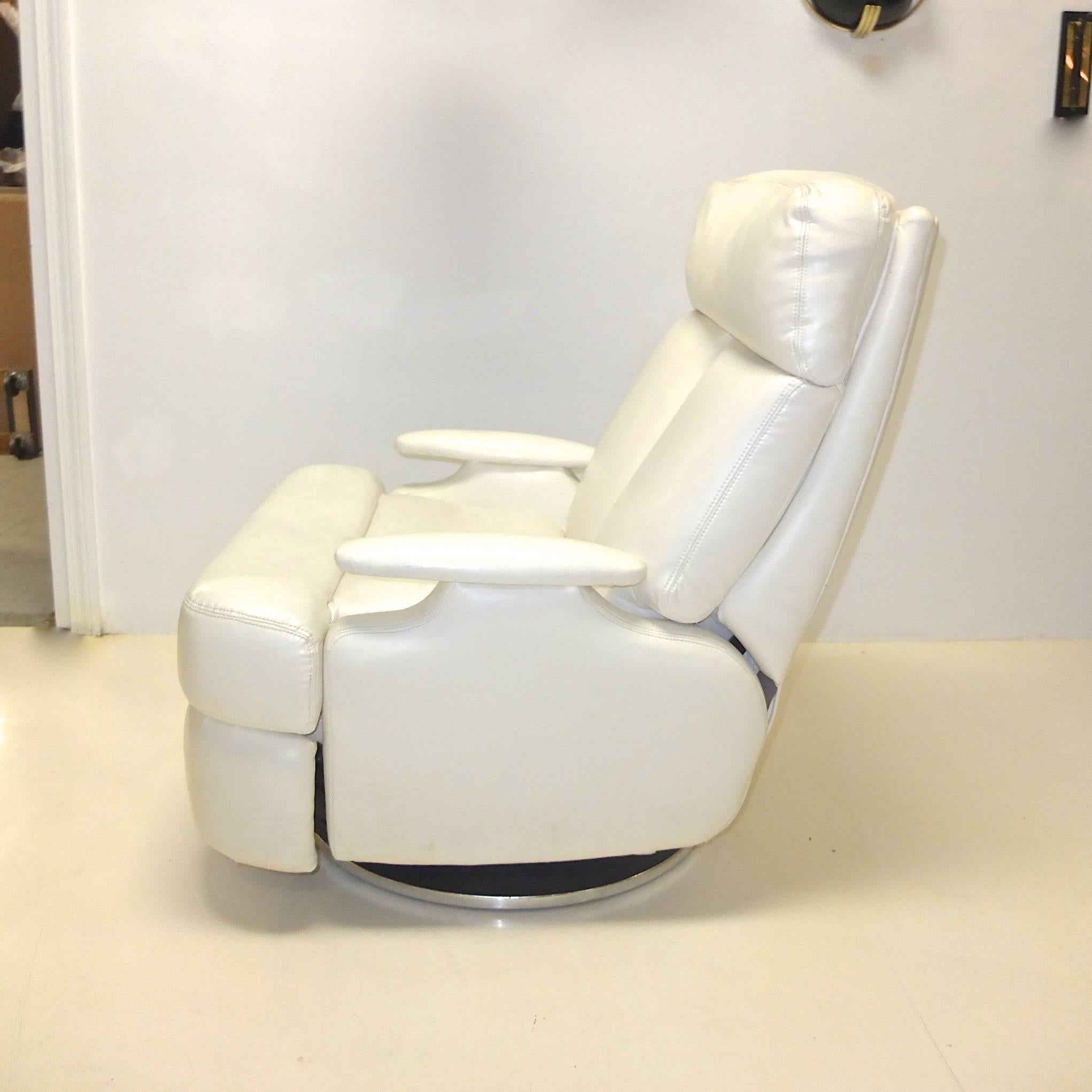 Américain Paire de chaises longues en cuir blanc inclinables et pivotantes des années 1980 en vente
