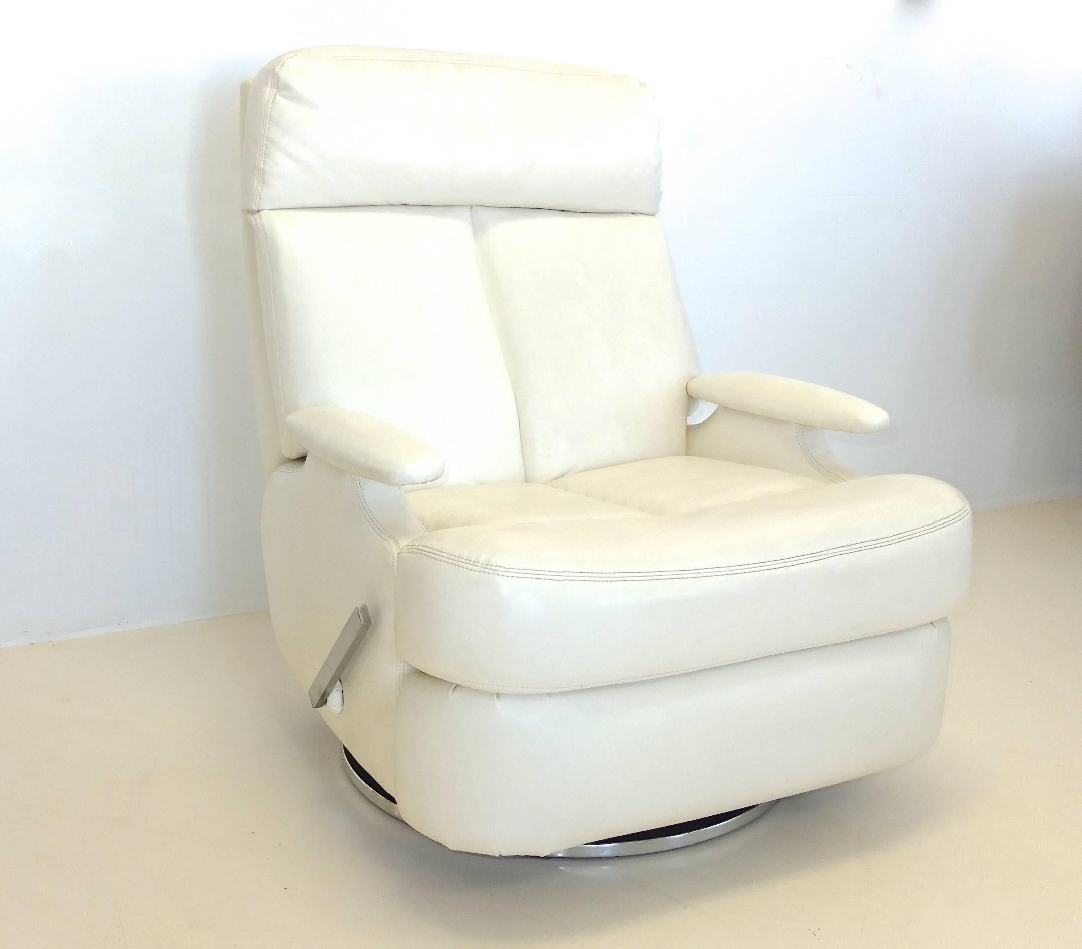 Ère spatiale Paire de chaises longues en cuir blanc inclinables et pivotantes des années 1980 en vente