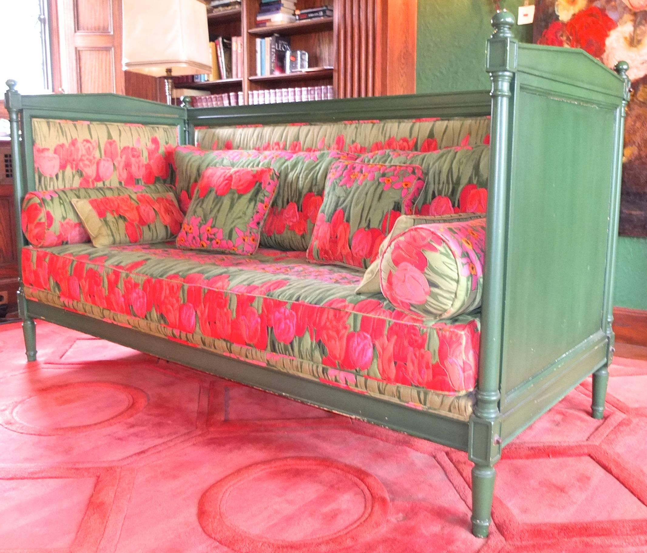 French Painted Directoire Style Daybed In Excellent Condition In Hanover, MA