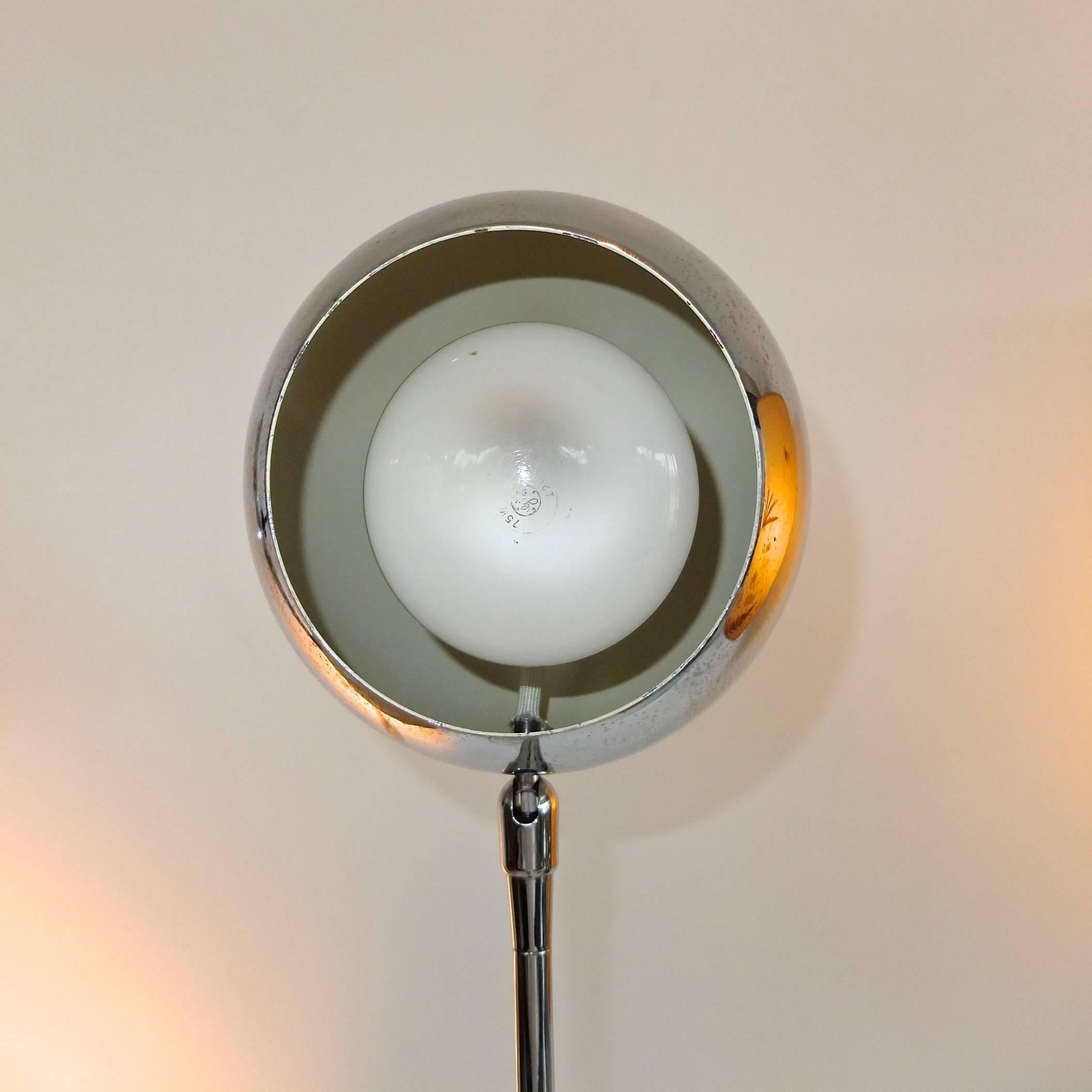 Sonneman: Chrom-Stehlampe mit Eyeball-Gelenk (Mitte des 20. Jahrhunderts) im Angebot