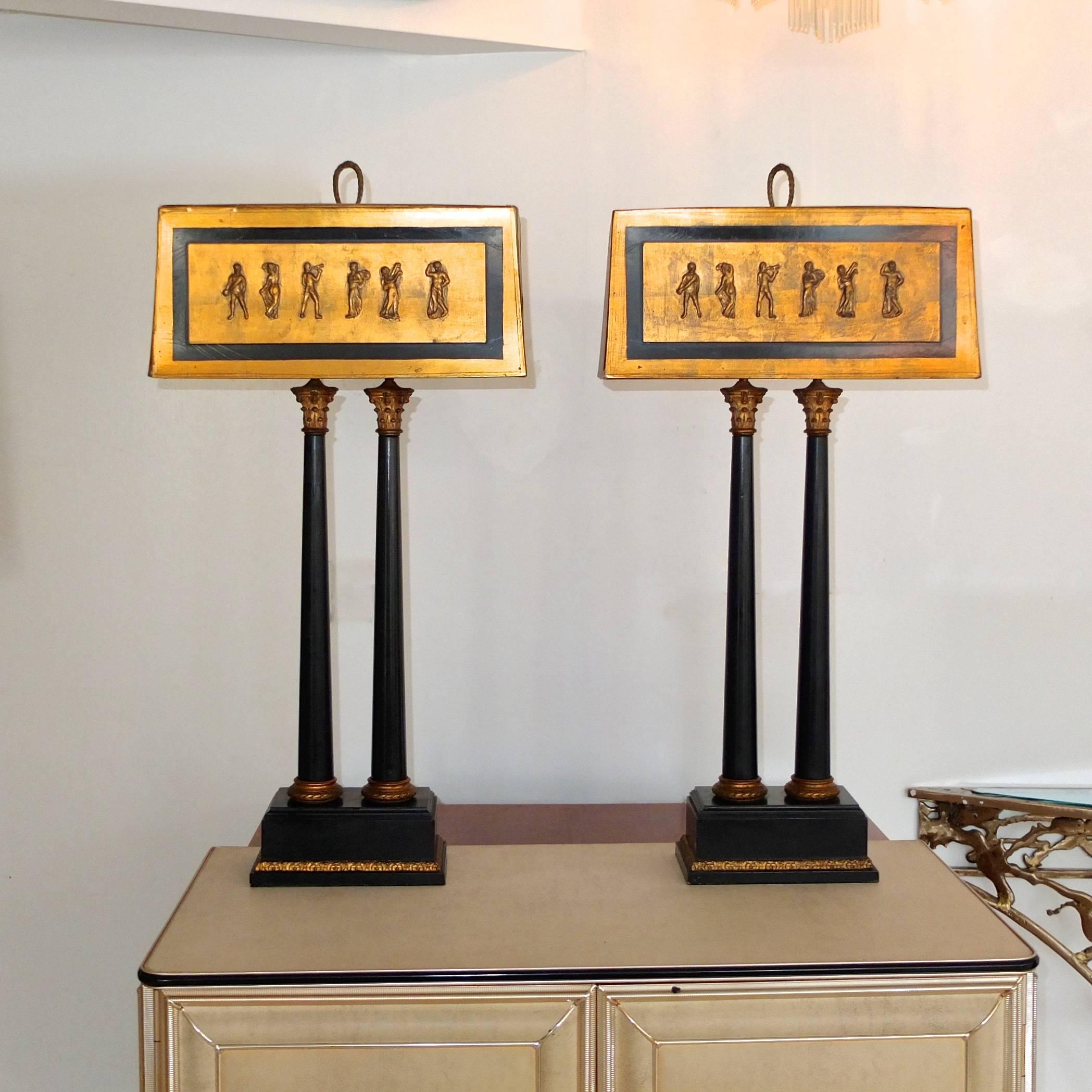 Hollywood Regency Paire de lampes de campagne classiques à double colonne des années 1950 avec abat-jours embellis en vente