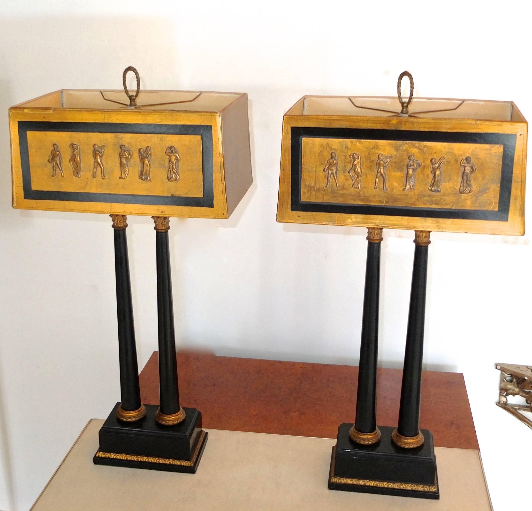 Bois Paire de lampes de campagne classiques à double colonne des années 1950 avec abat-jours embellis en vente