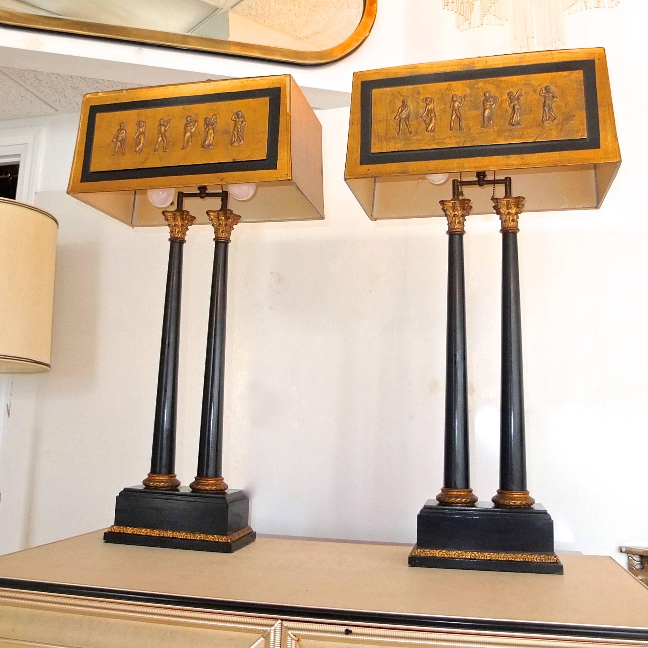 Paire de lampes de campagne classiques à double colonne des années 1950 avec abat-jours embellis en vente 1