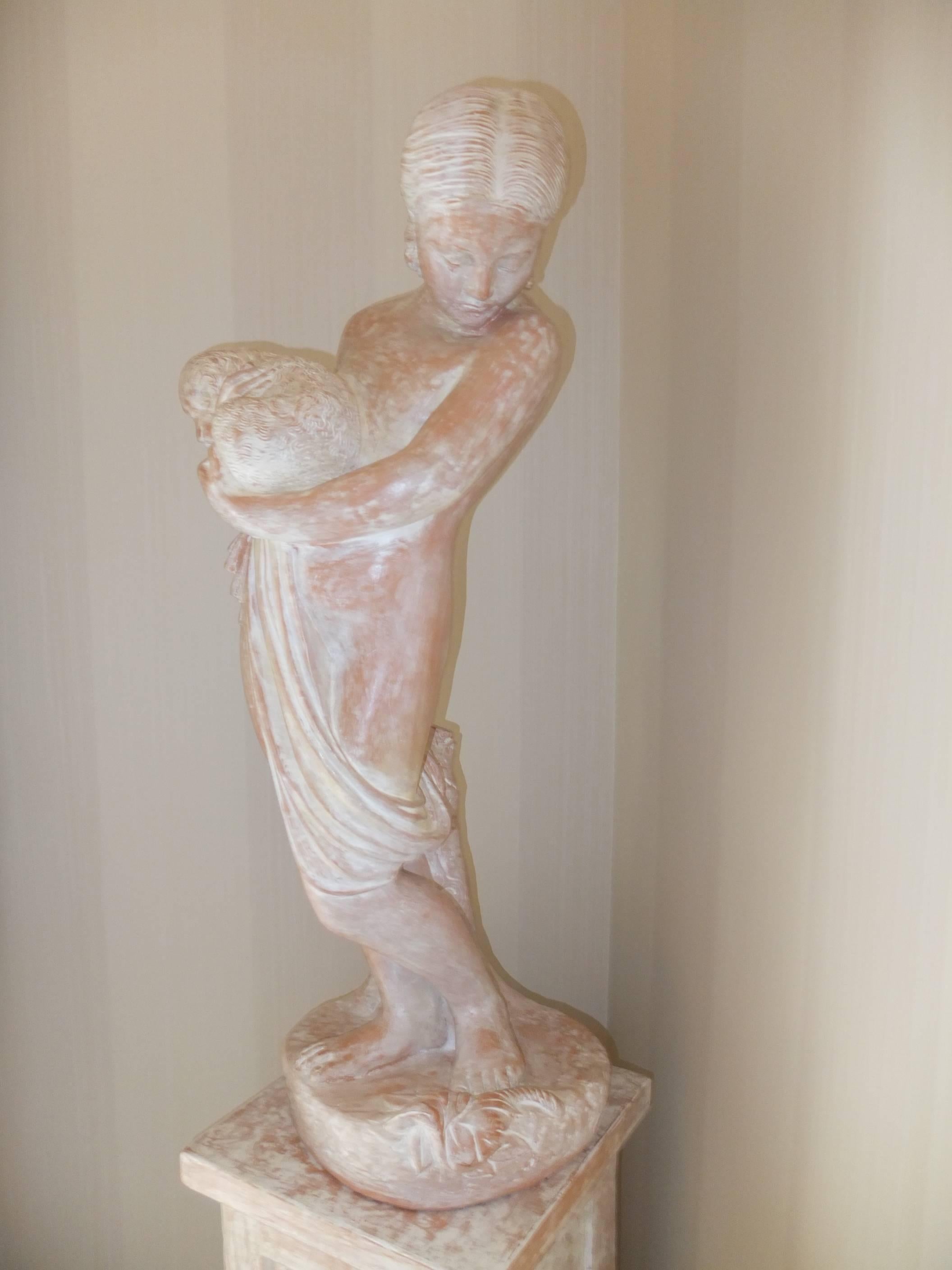 italien Statue de femme sur socle en terre cuite en vente