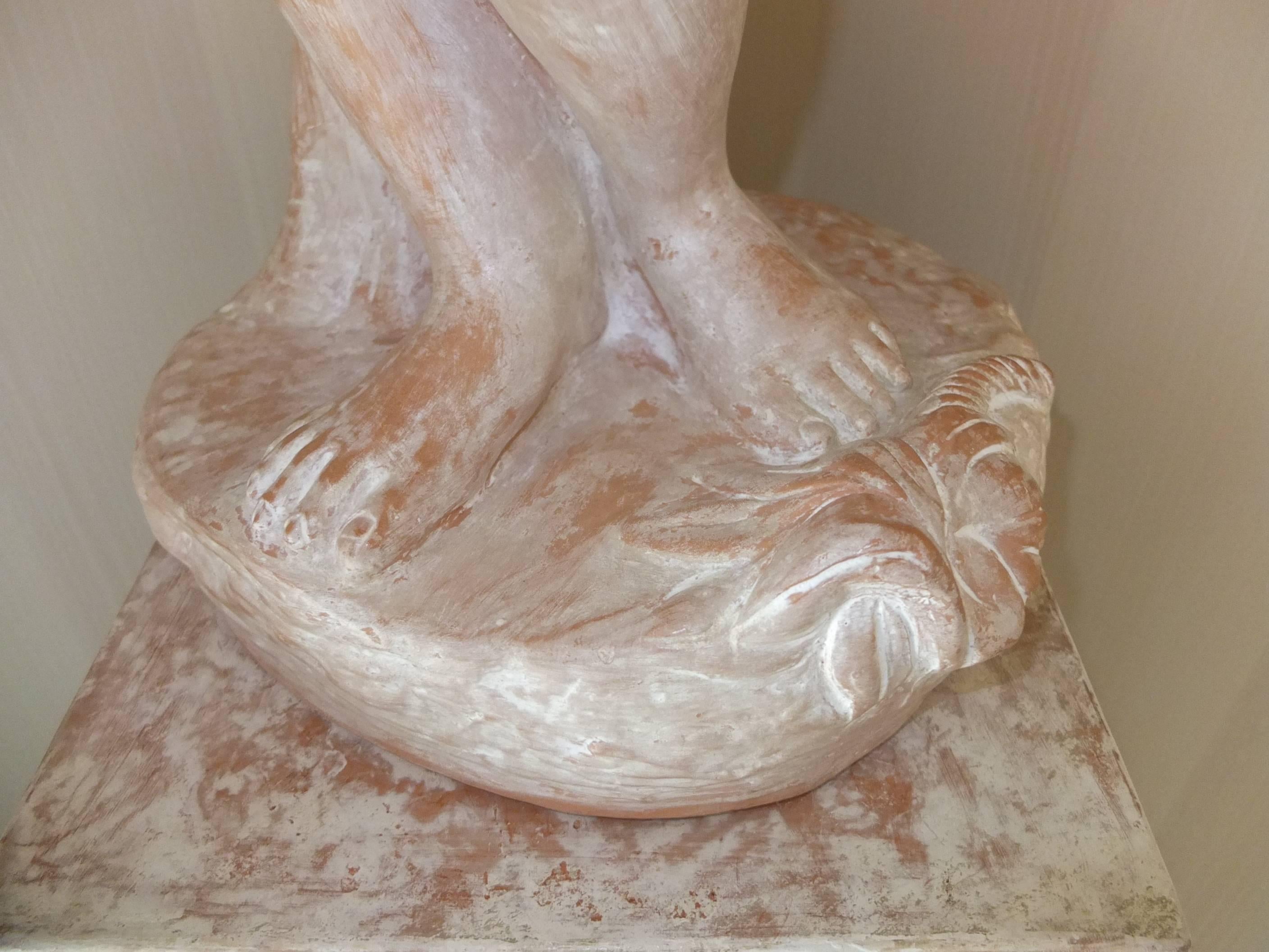 Statue de femme sur socle en terre cuite en vente 3